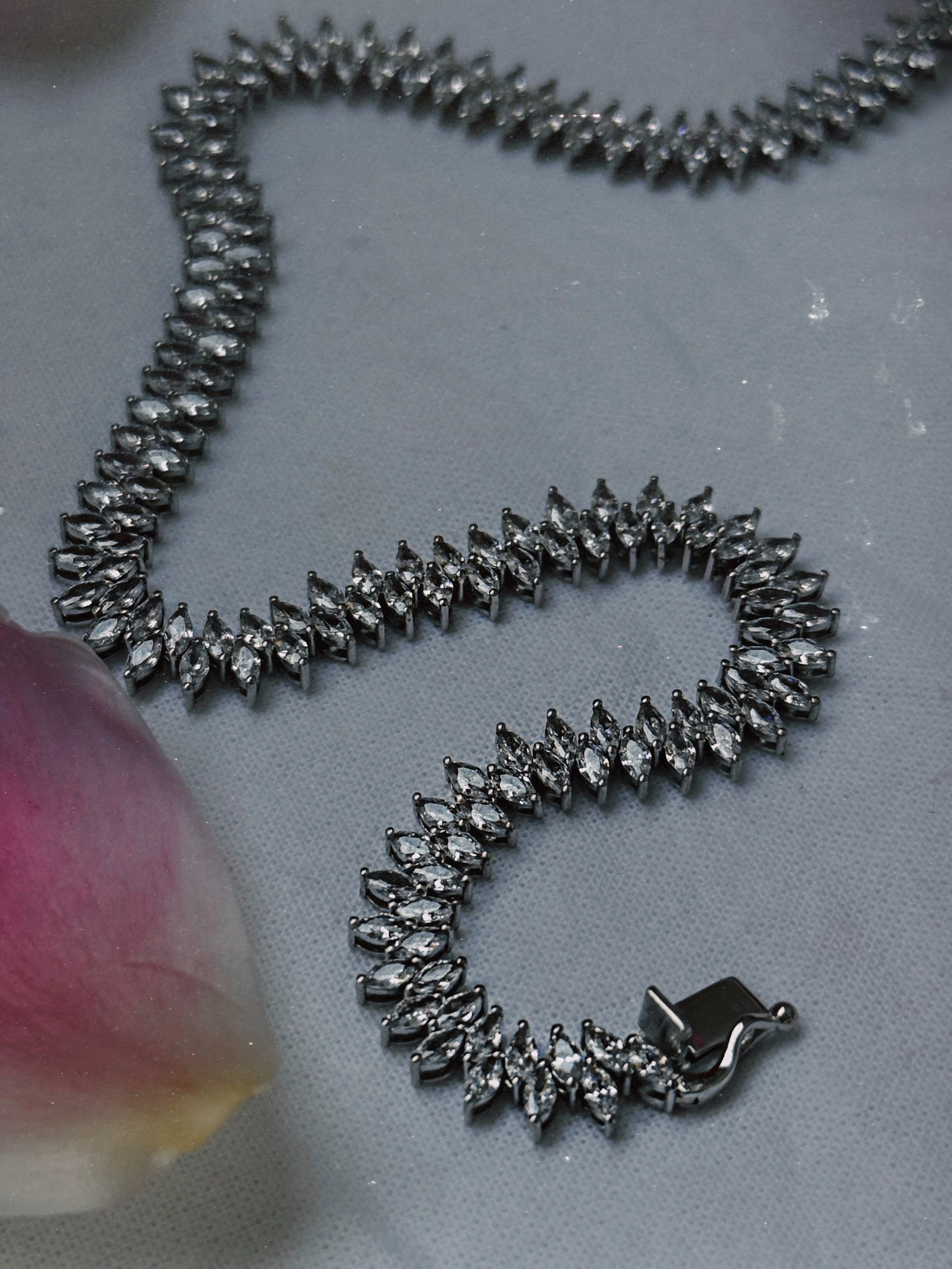 Чокер с бриллиантами из белого золота для девушки в подарок