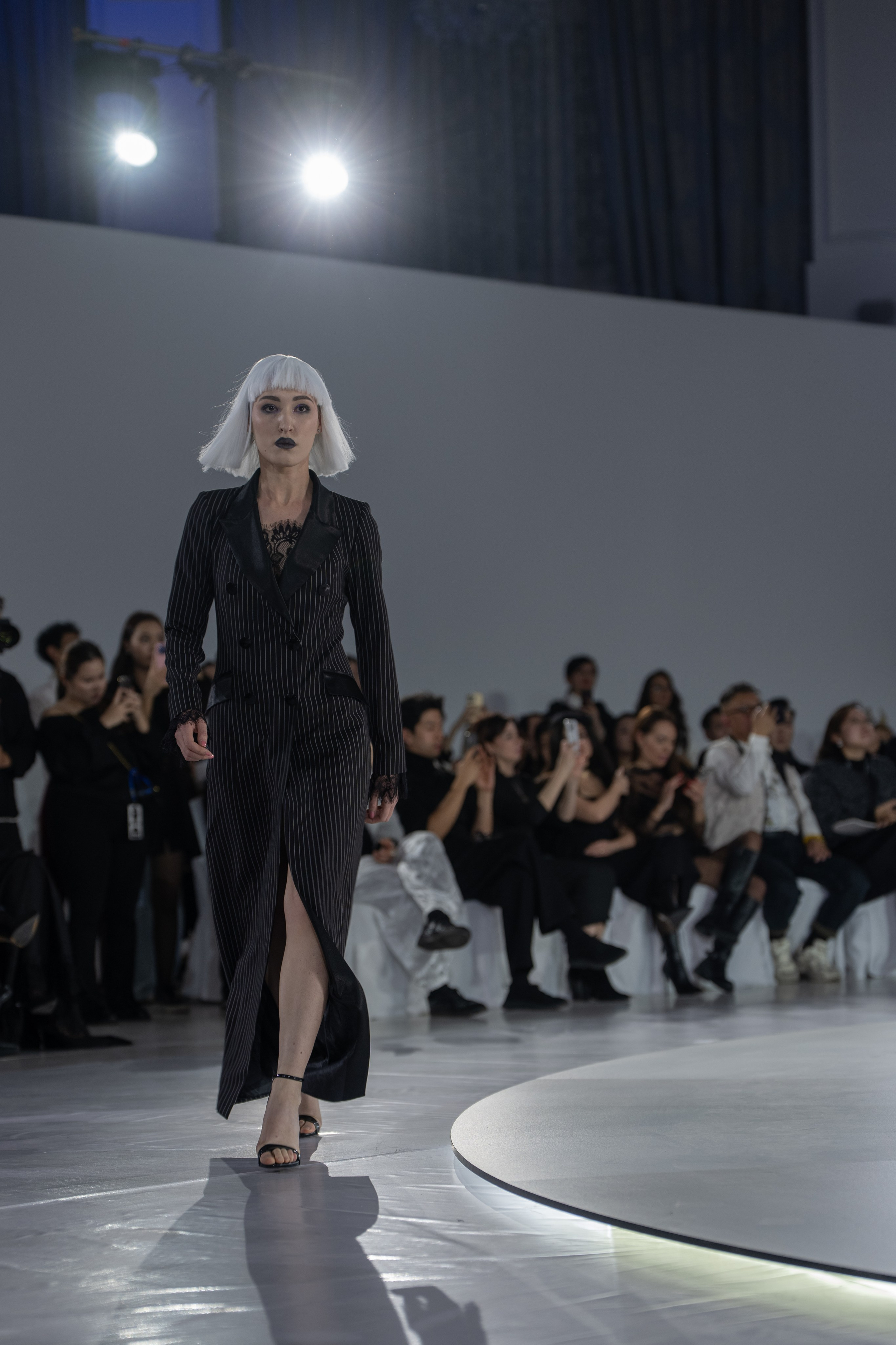 Дизайнер Umed Kuchkaliev. Сайт Алматинского НЮ АРТ, будуар и фэшн фотографа Дениса Карпенко