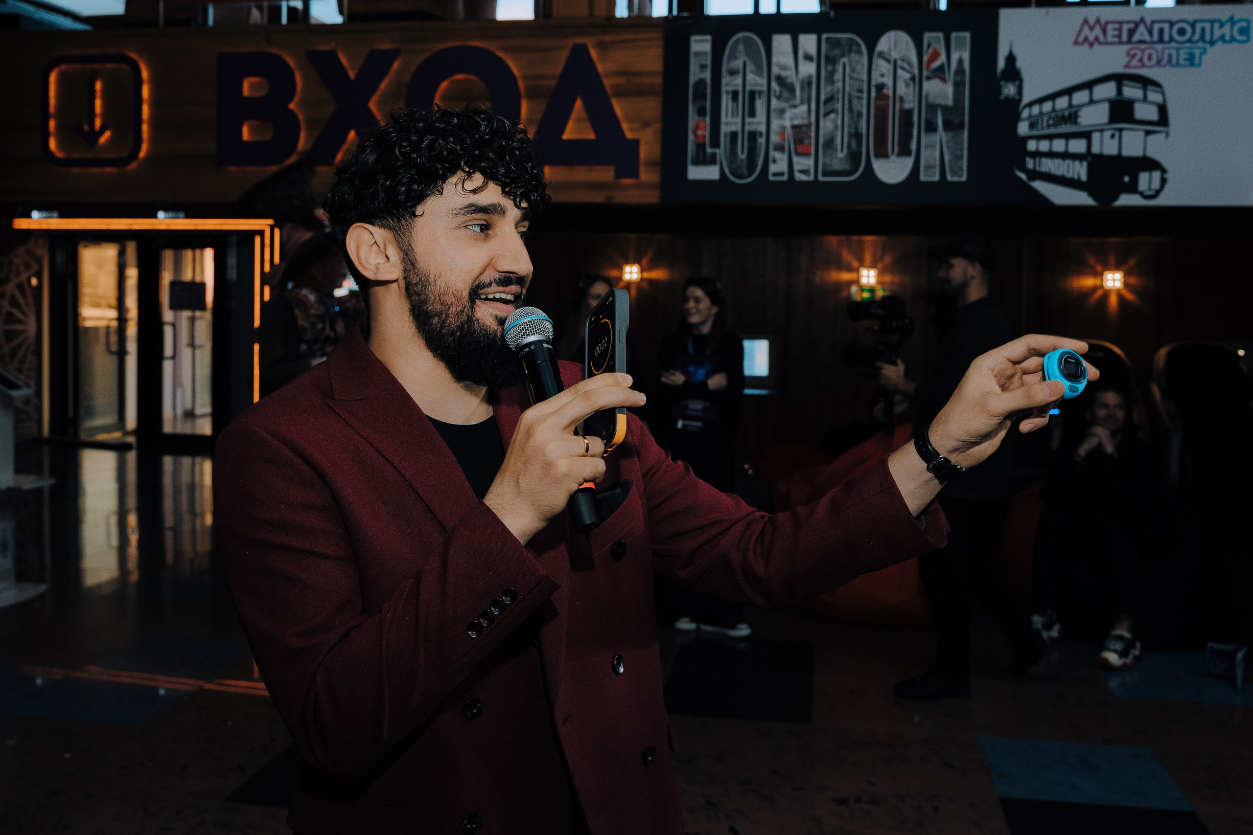 20 ЛЕТ МЕГАПОЛИС ЧЕЛЯБИНСК ХЕДЛАЙНЕР ЕЛКА. Репортажный фотограф Зуев Роман г. Челябинск