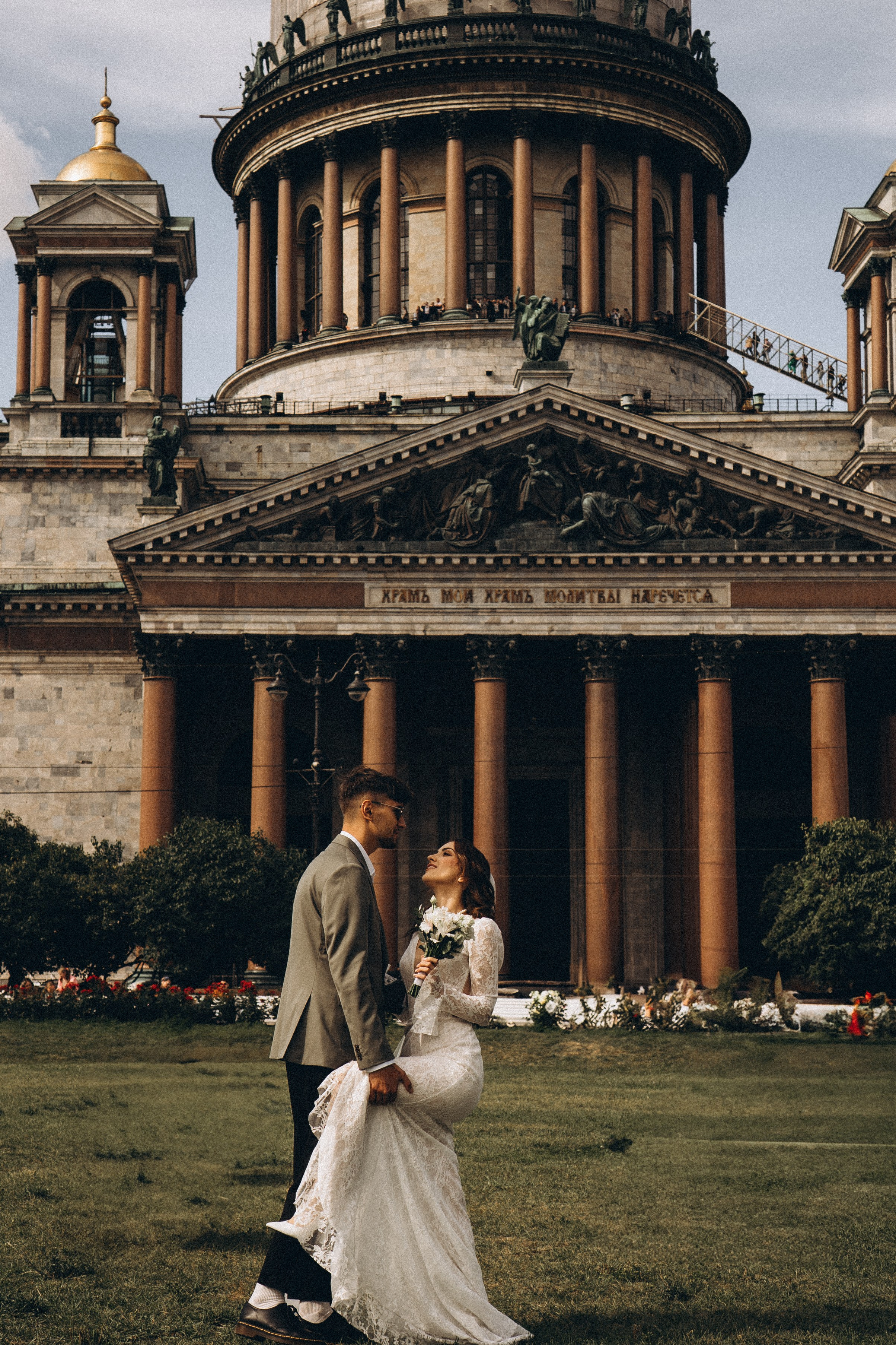 СВАДЕБНАЯ ПРОГУЛКА ВОЗЕ ИСАИКЕВСКОГО СОБОРА АСТОРИИ И ЗАКОНОДАЛЕТНОГО СОБРАНИЯ. Профессиональный фотограф, Санкт-Петербург — Виктория Богомолова