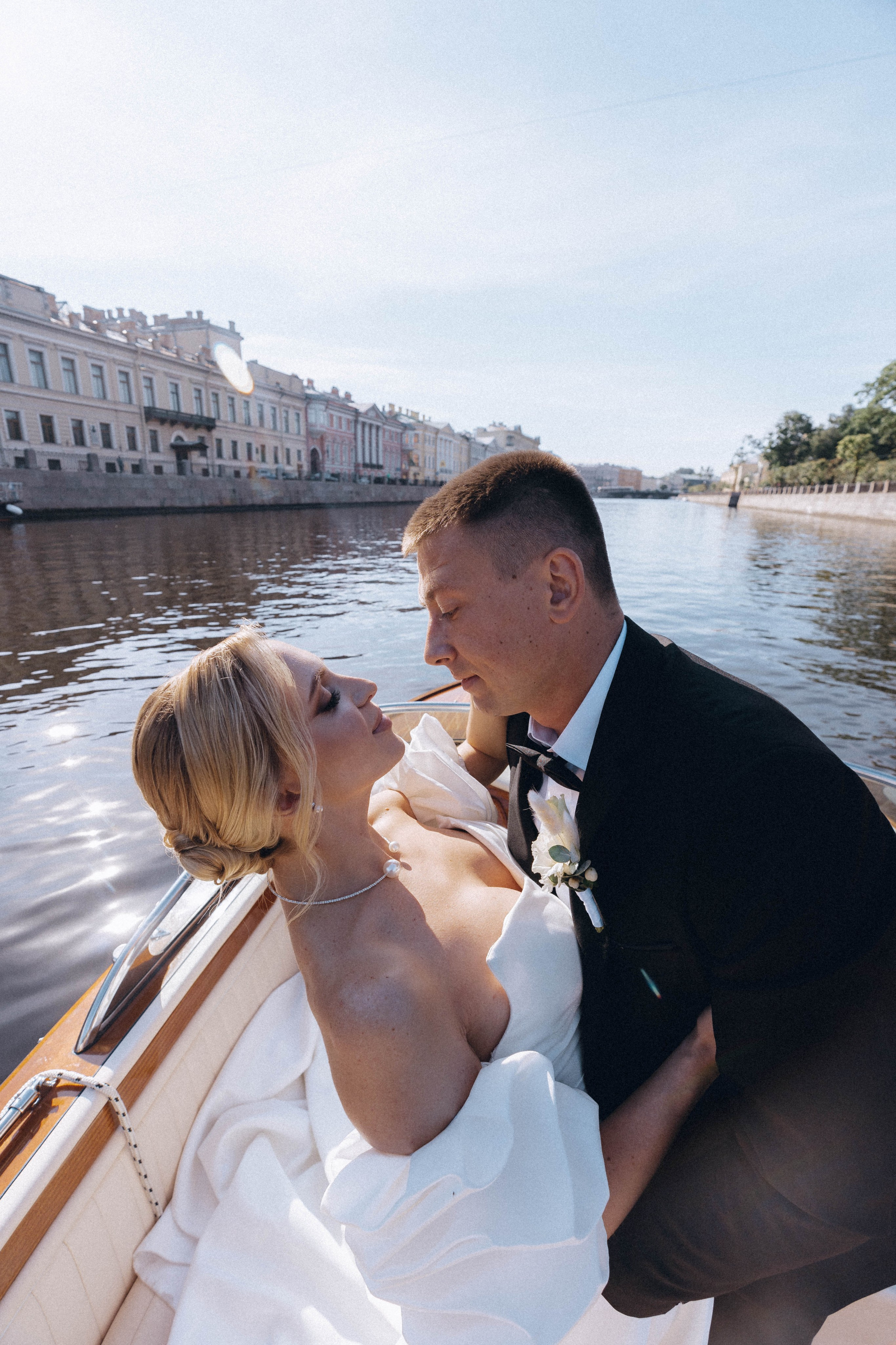 СВАДЕНБНАЯ СЬЕМКА НА КАТЕРЕ ПО КАНАЛАМ САНКТ-ПЕТЕРБУРГА И В АКВАТОРИИ НЕВЫ. Профессиональный фотограф, Санкт-Петербург — Виктория Богомолова