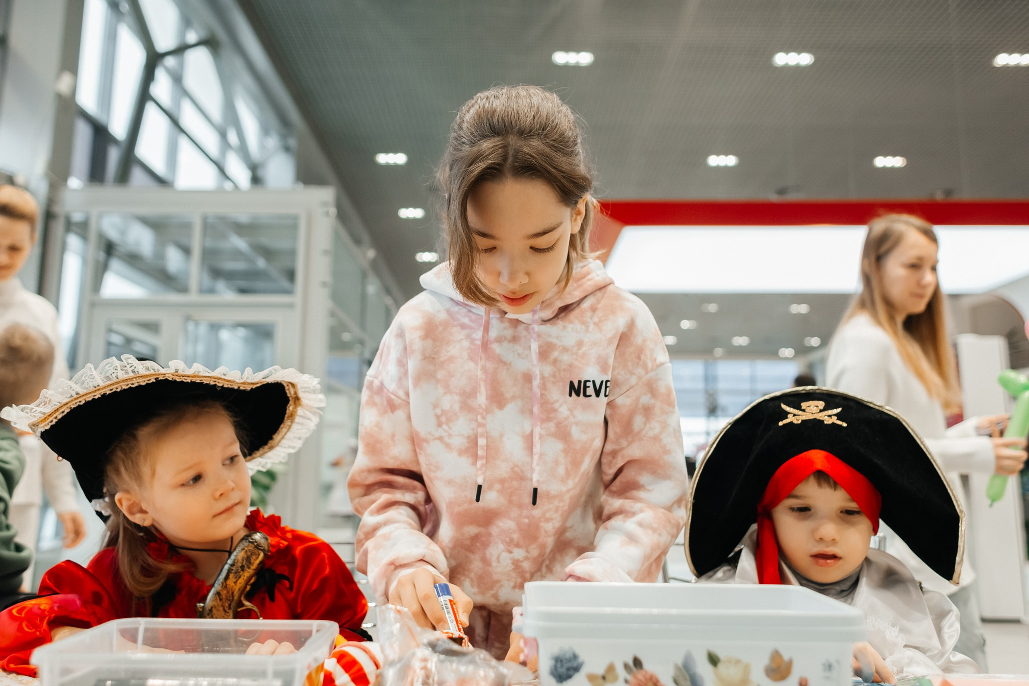 Детский мастер-класс в «Картель Авто» — «Студия чудес Алиса». Фотограф Кемерово | Сергей