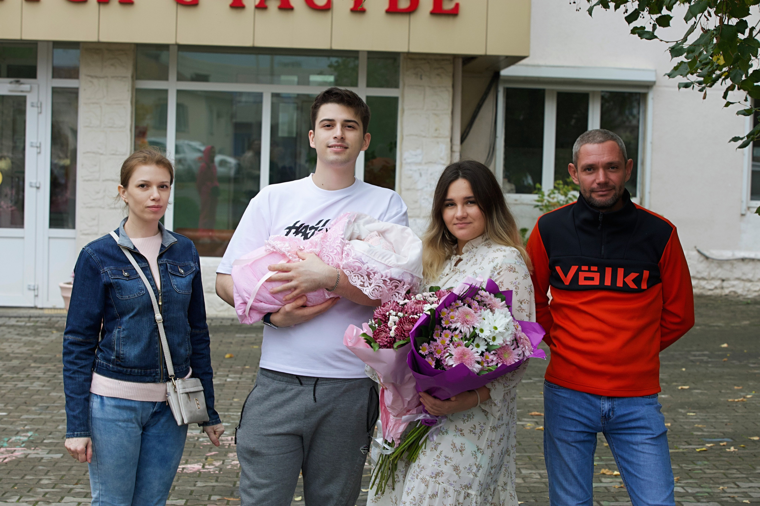 Выписка Аня и Давид. Репортажный фотограф Анапа