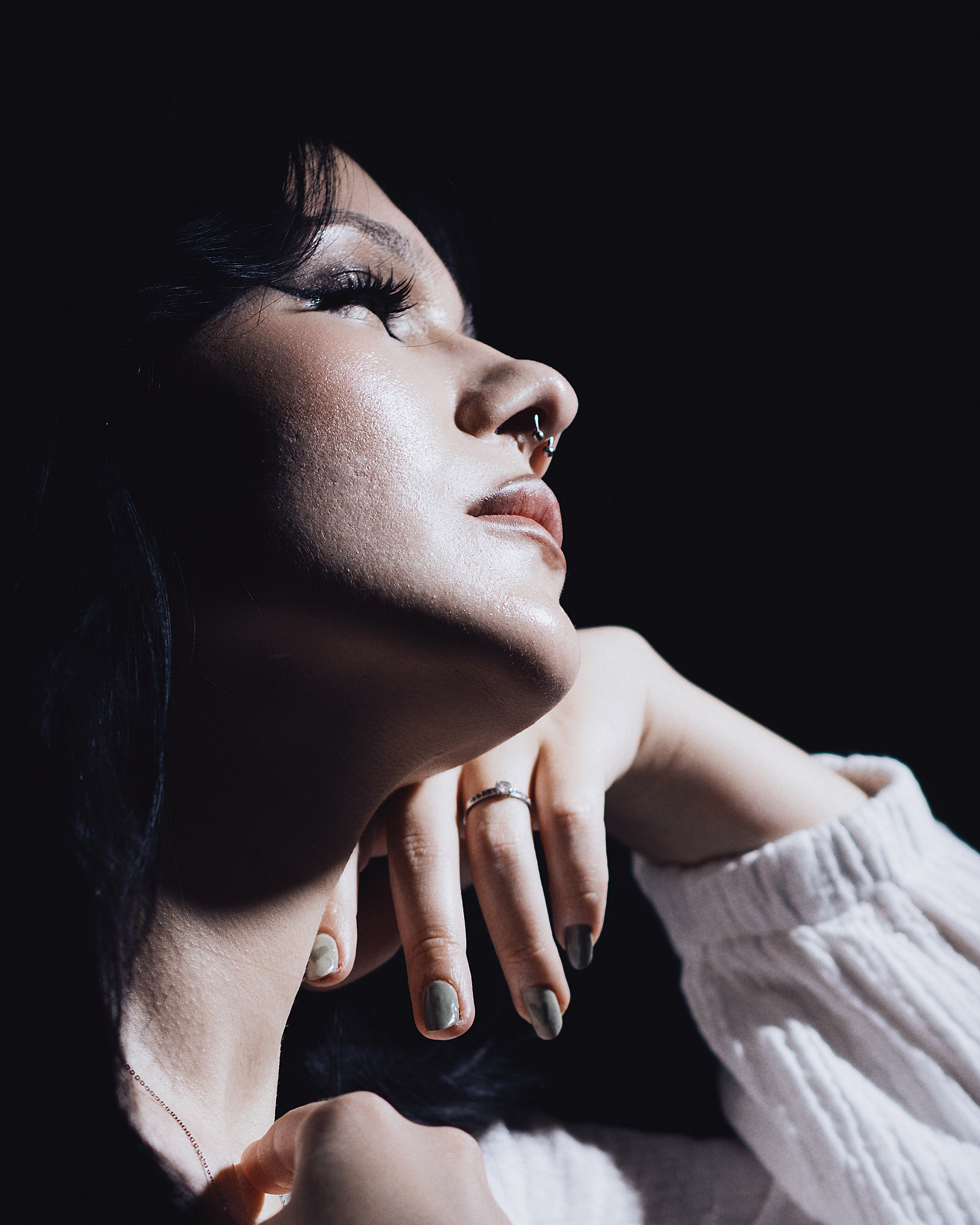 Александра Овечкина, Пенза: крупный план лица модели в профиль, жесткий свет подчеркивает линию челюсти, стиль нуар.