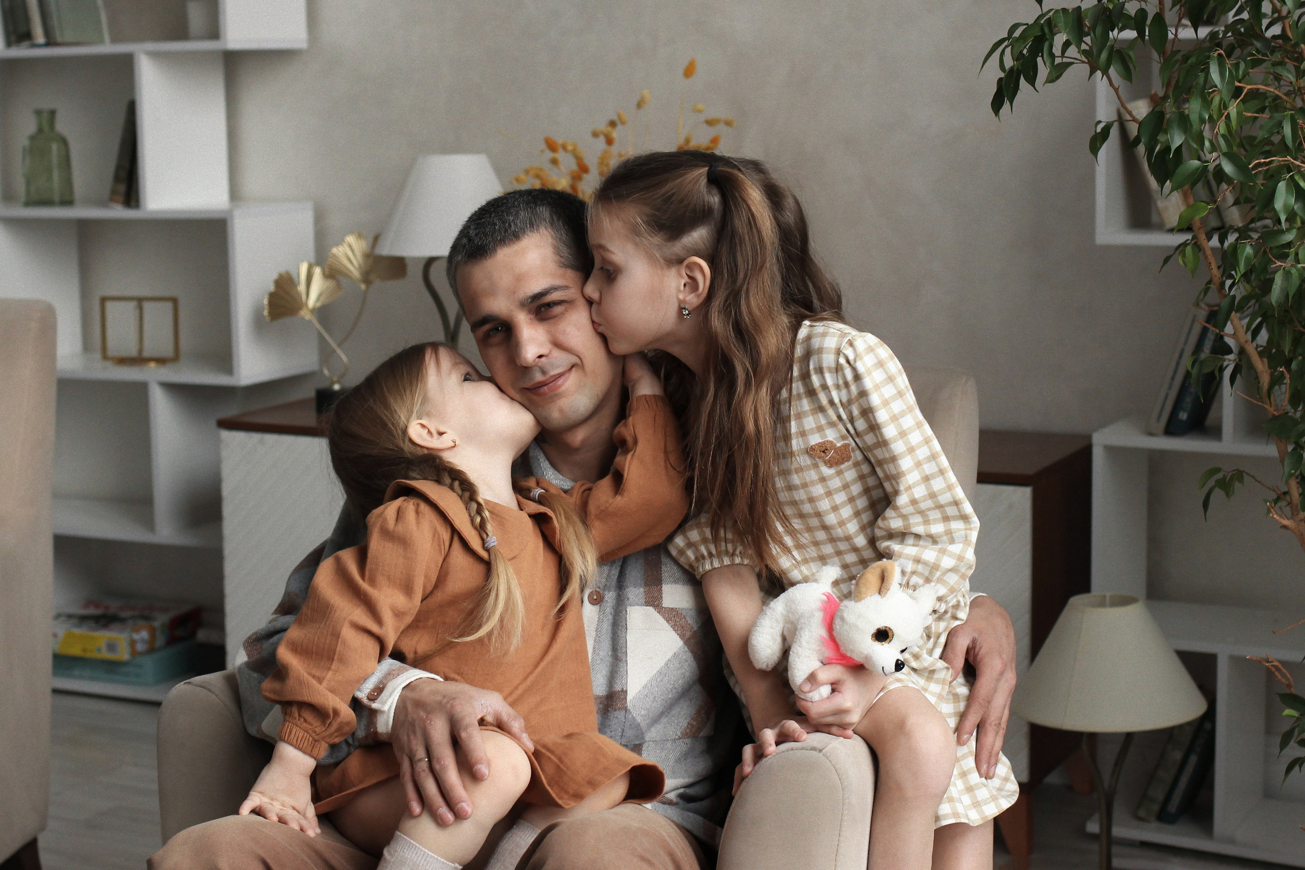 Портрет папы с дочерни на фотосессии в фотостудии в Москве