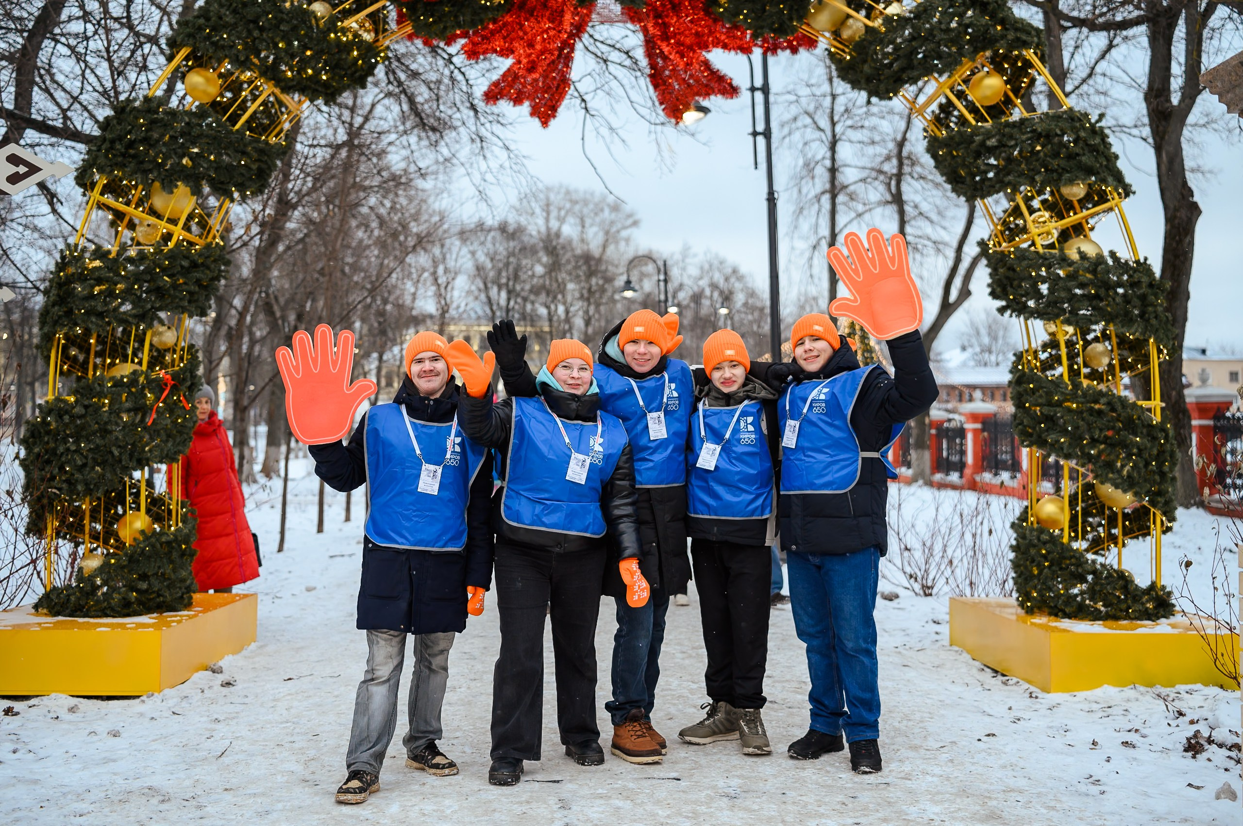 Новогодние волонтеры | Открытие Новогодней столицы Кирова 2025. Репортажный фотограф в Кирове Александр Лутошкин