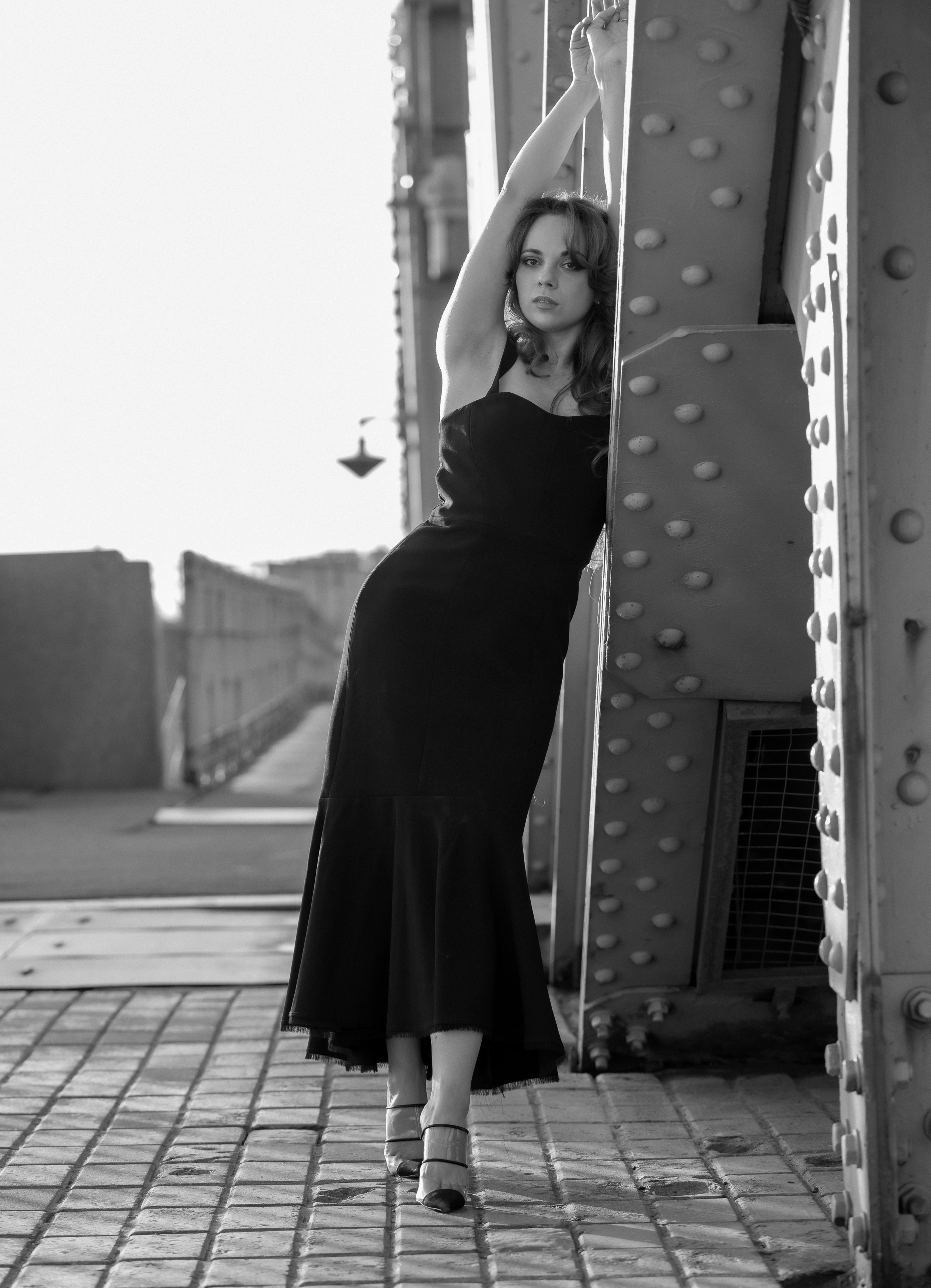 Фотосъемка в Санкт-Петербурге. Белые ночи. Пленэр. Большеохтинский мост. Красивая девушка опирается на фермы моста