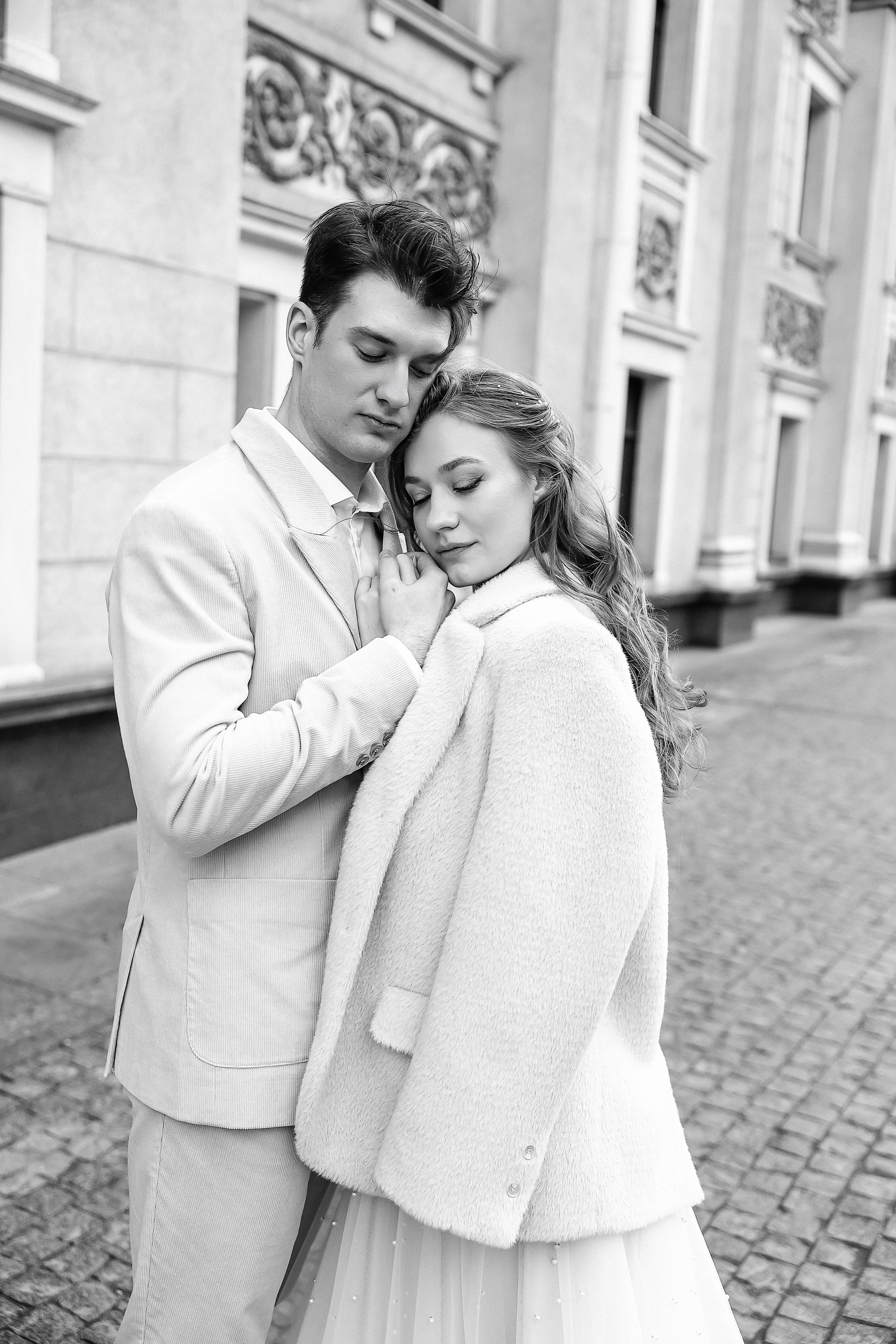 Жених и невесты гуляют по городу Воронежу