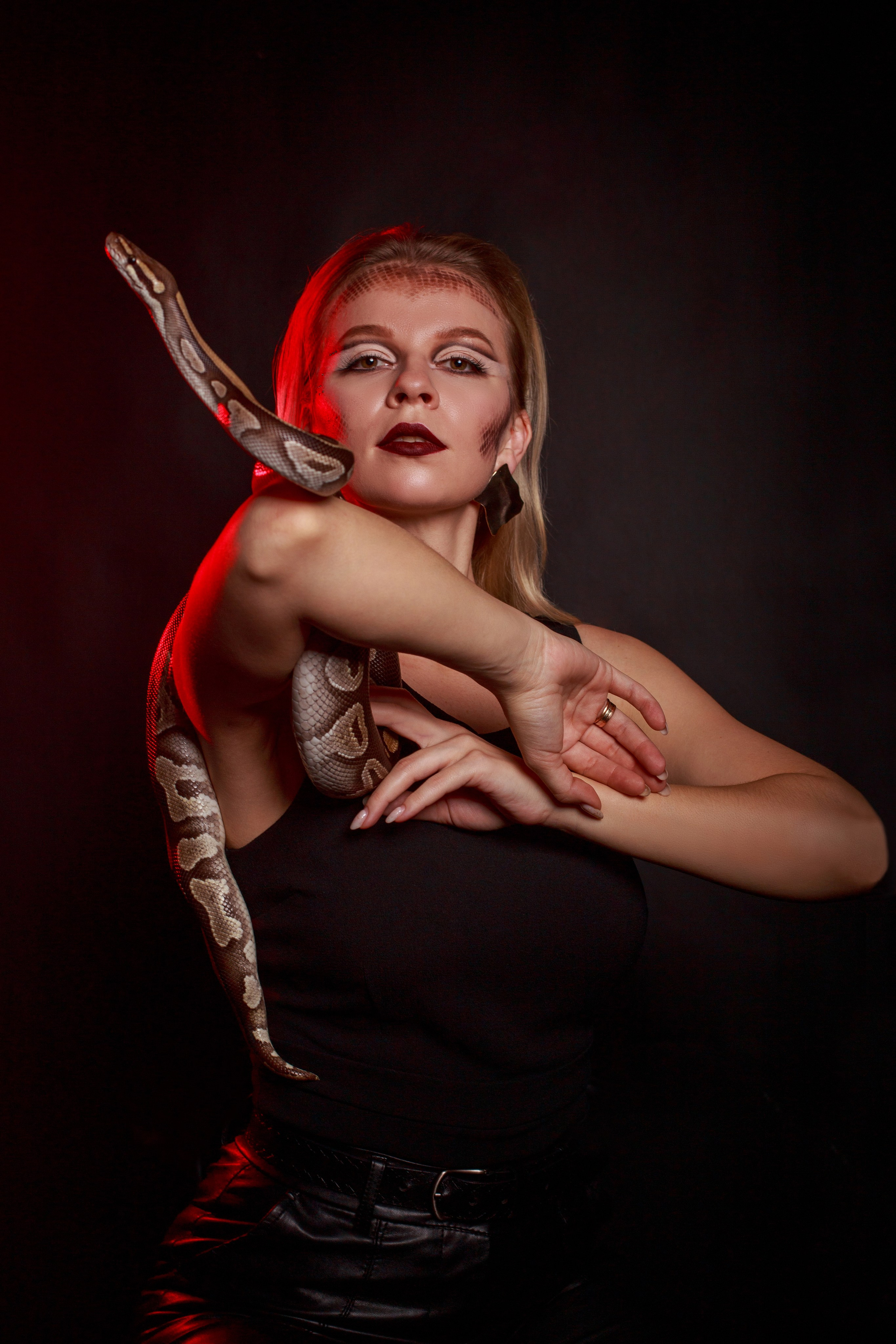 Фотосессия девушки со змеей. Фотограф Ставрополь Пятигорск Елизавета Дарина