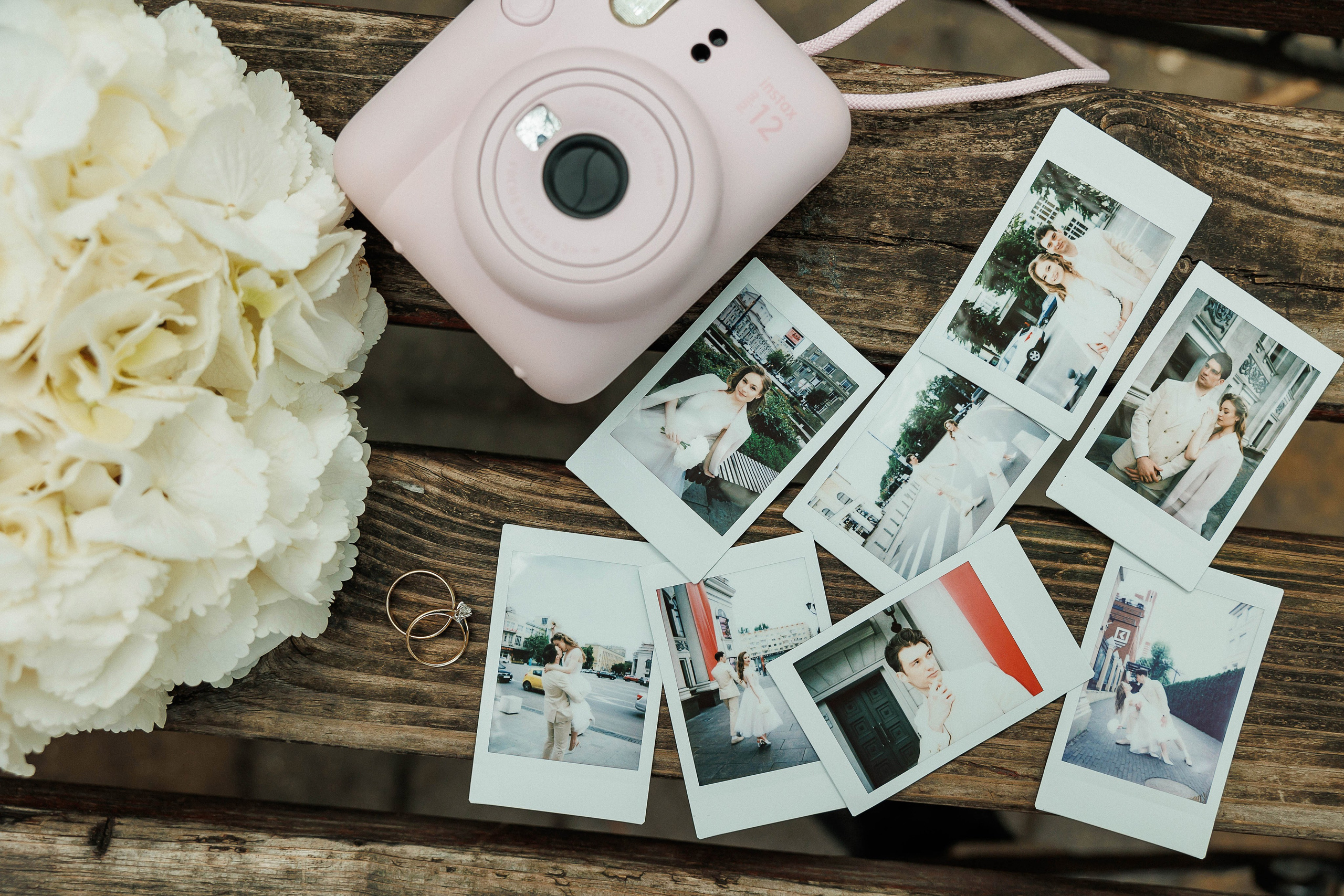 Фотографии на плёночный фотоаппарат лежат на деревянной подставке