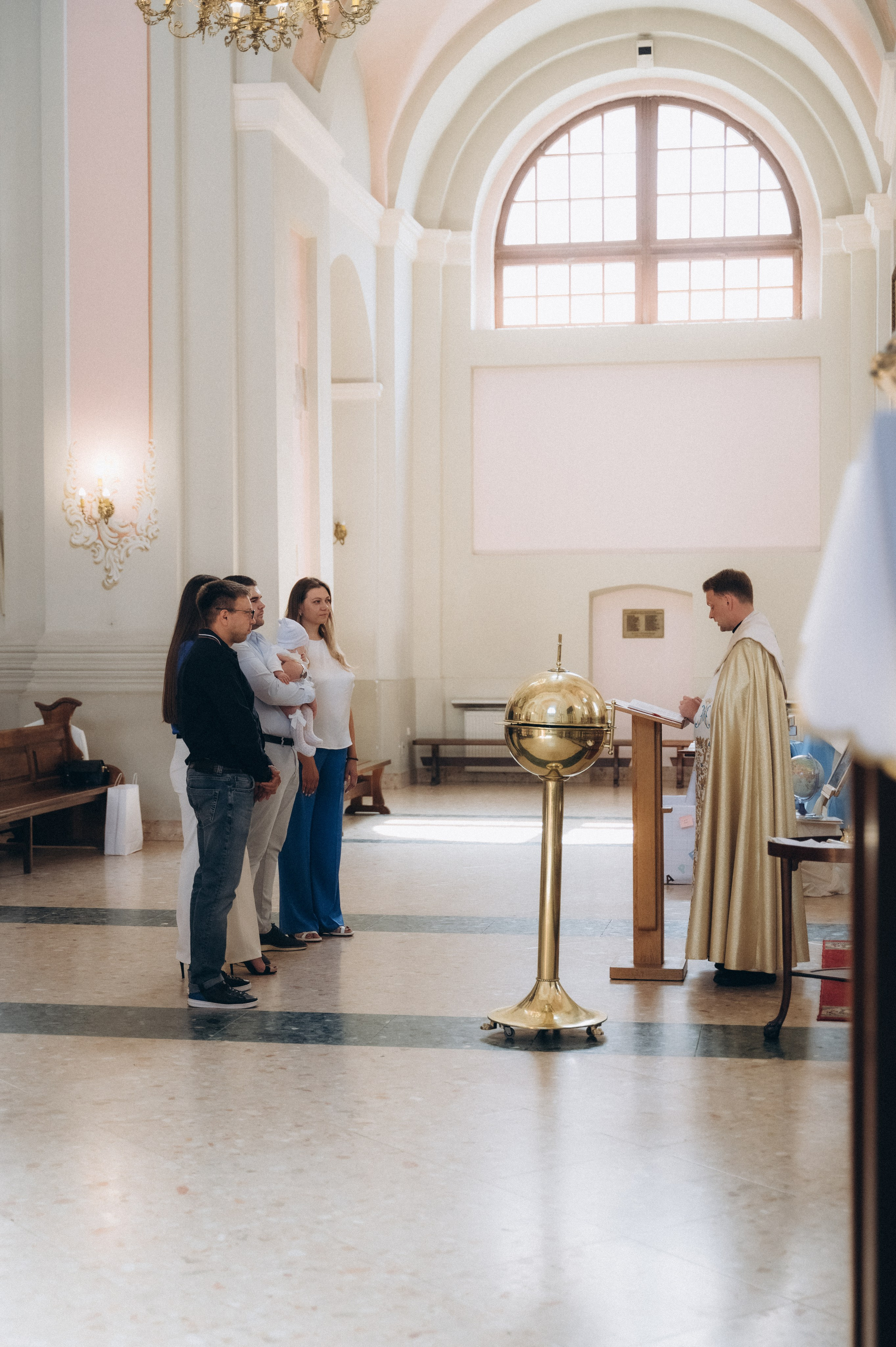 Крещение Василисы Архикафедральный костел Имени Пресвятой Девы Марии. Семейный фотограф в Минске Дарья Дреко