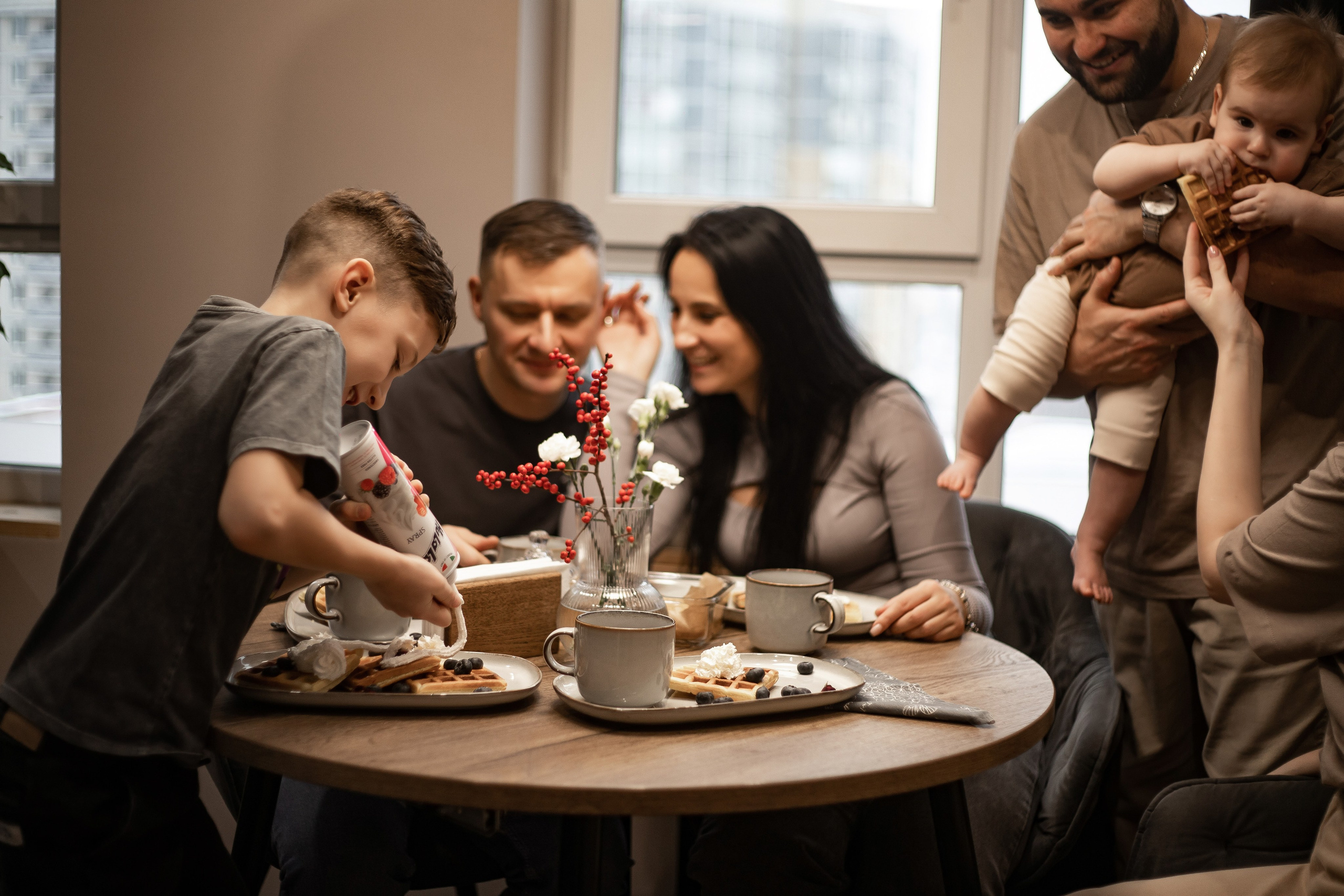 Совместный завтрак. Семейная съемка — это красивый способ признаться своей семье в любви