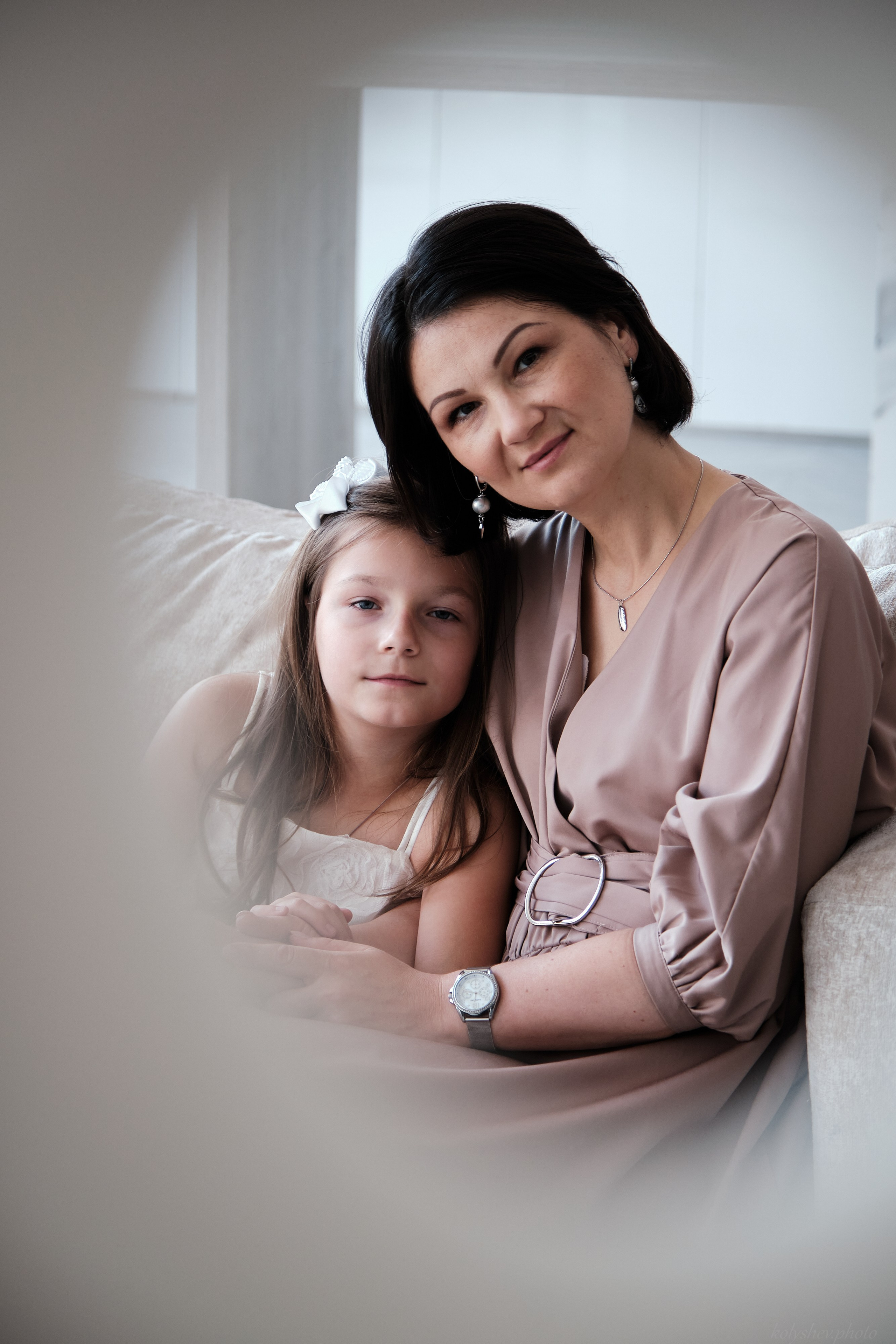 Семейная фотосессия Елена и дочка — светлая семейная съёмка в студии. Портретный фотограф на новый год в Москве Виктория Колышева