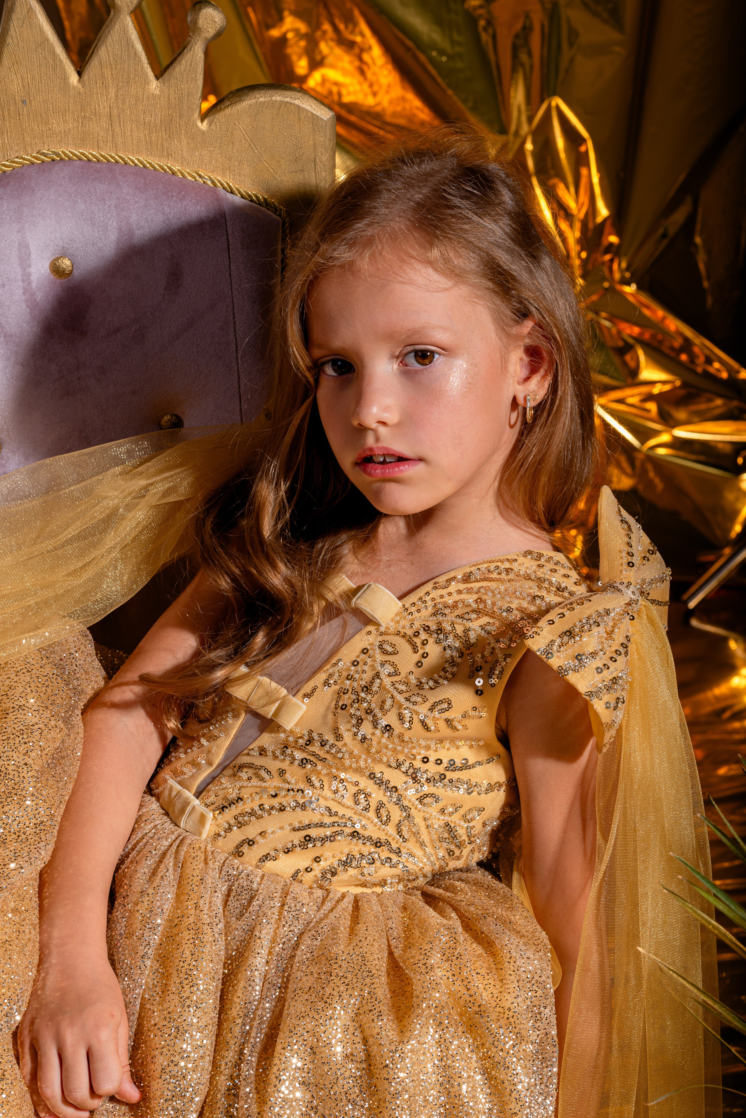 Детская профессиональная фотосессия под ключ, фотосессия в золоте. Детский студийный фотограф Сочи