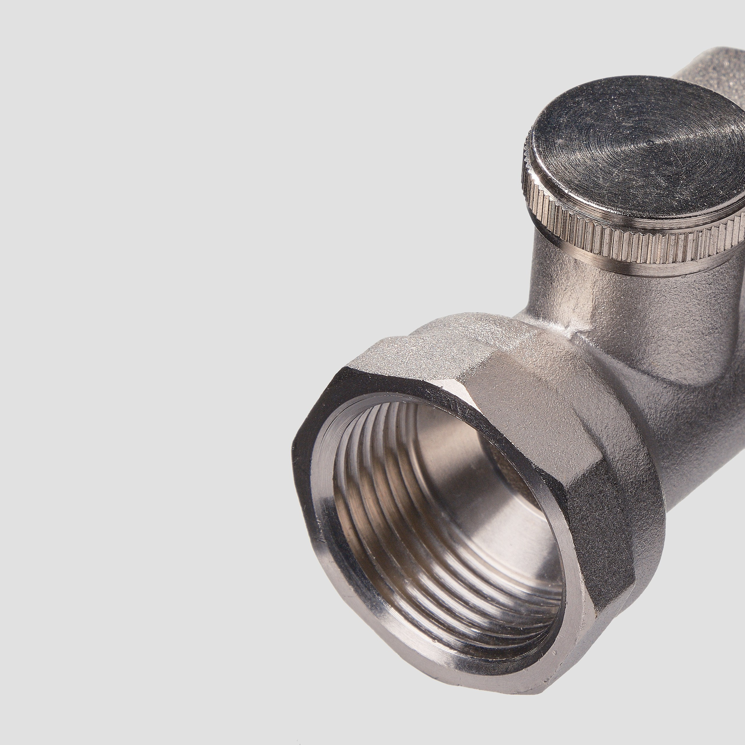 Предметные фотографии регуляторов и нагревателей для отопительных приборов