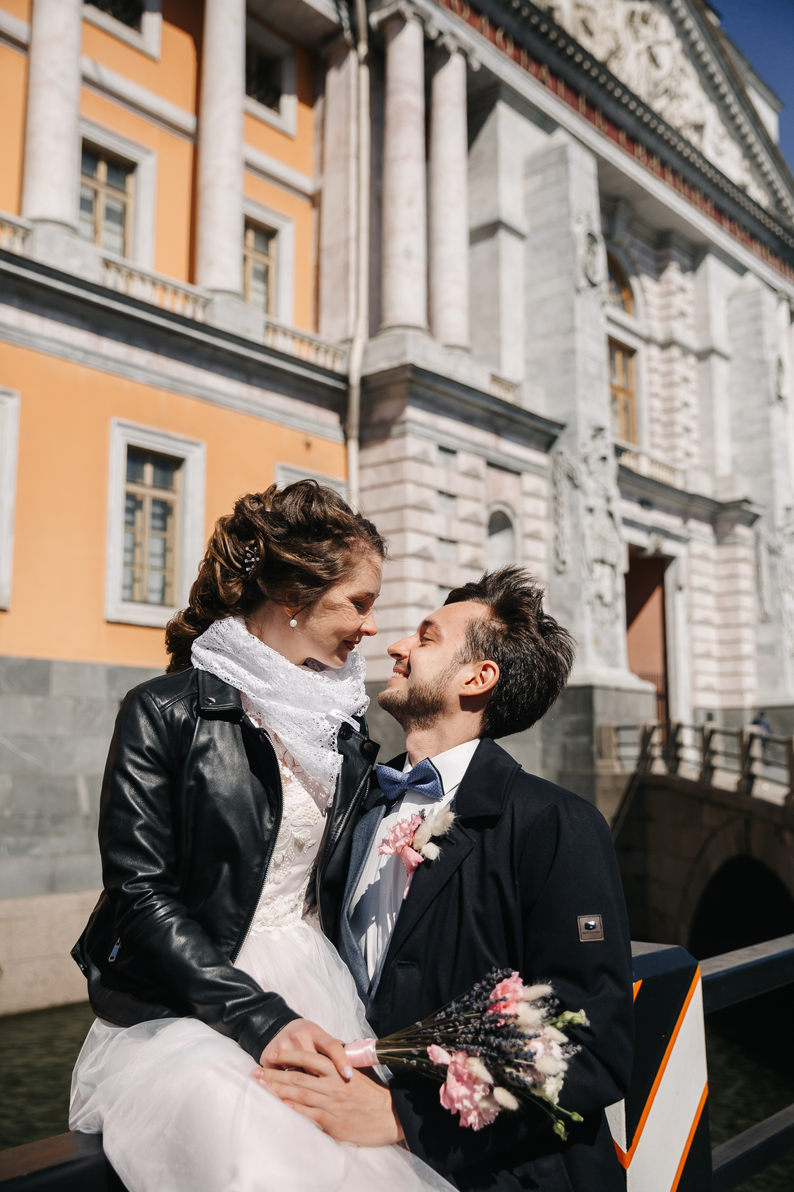 МАЙ | Дворец № 1, Атланты, Эрмитажный дворик. Свадебный фотограф в Санкт-Петербурге Полина Корзухина