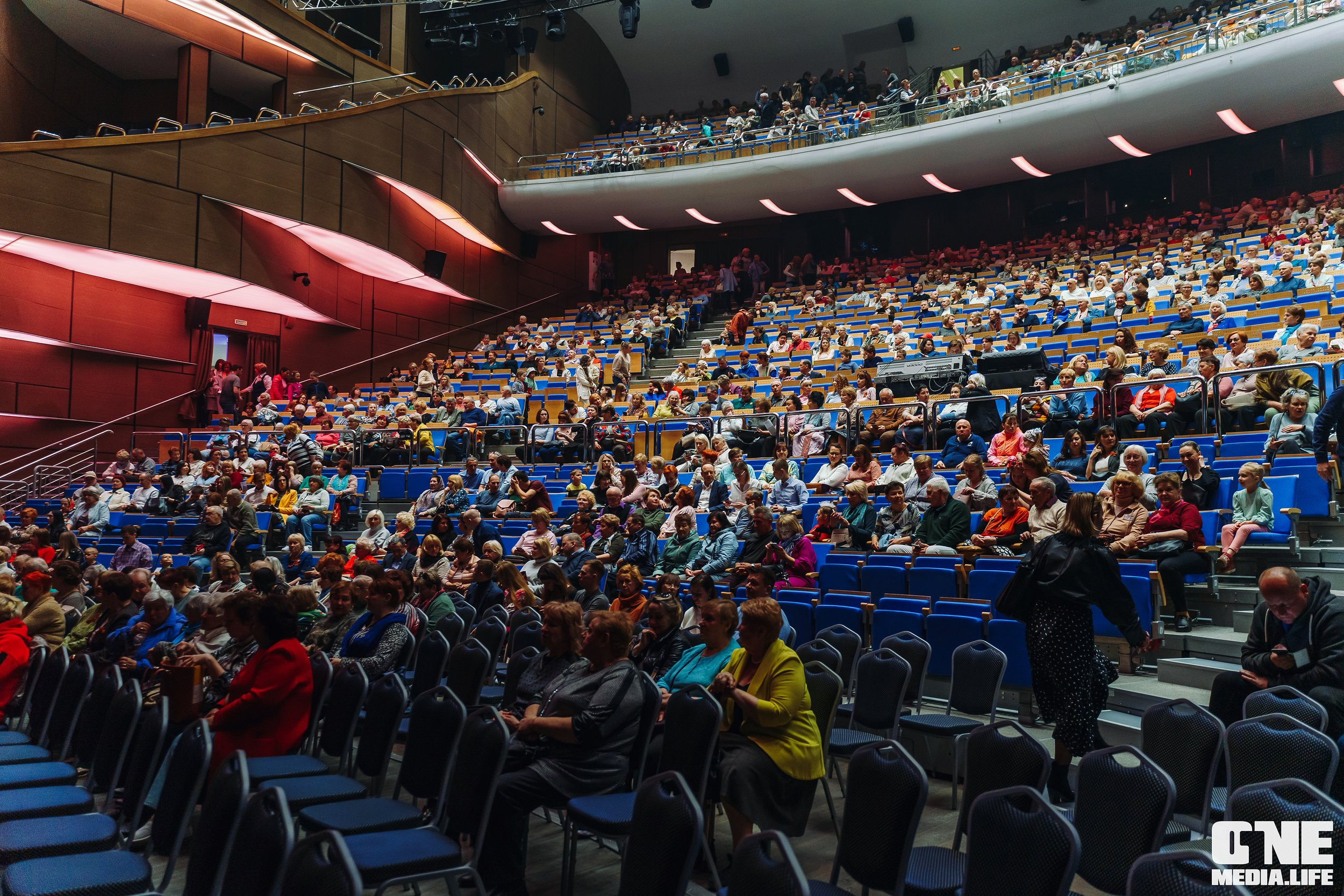 Праздничный концерт «День великой Победы» в Янтарь Холле. One Media Life: фоторепортажи, фотоотчеты с мероприятий и заведений