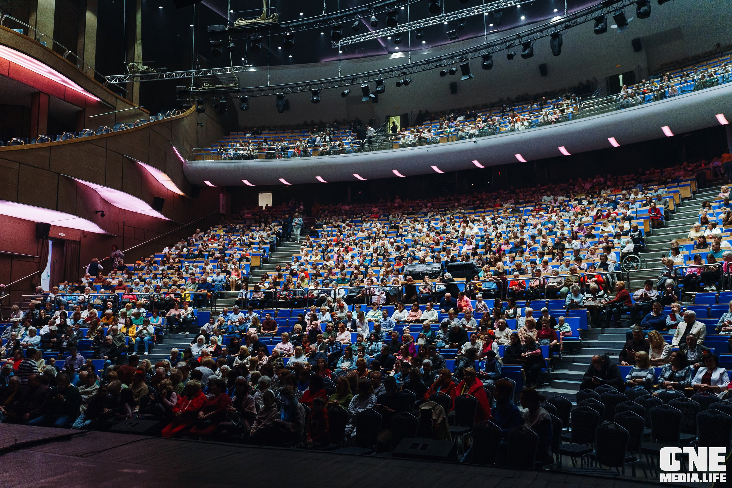 Праздничный концерт «День великой Победы» в Янтарь Холле. One Media Life: фоторепортажи, фотоотчеты с мероприятий и заведений