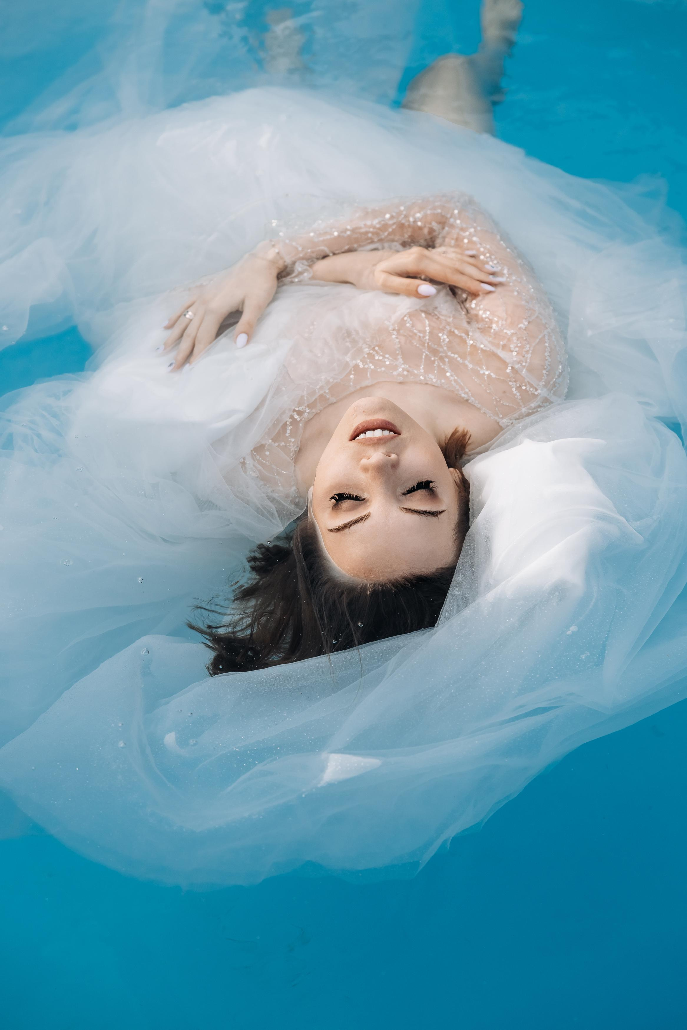 Свадебная фотосессия в басейне. Свадебный фотограф Луганск Андрей Кийко Краснодар