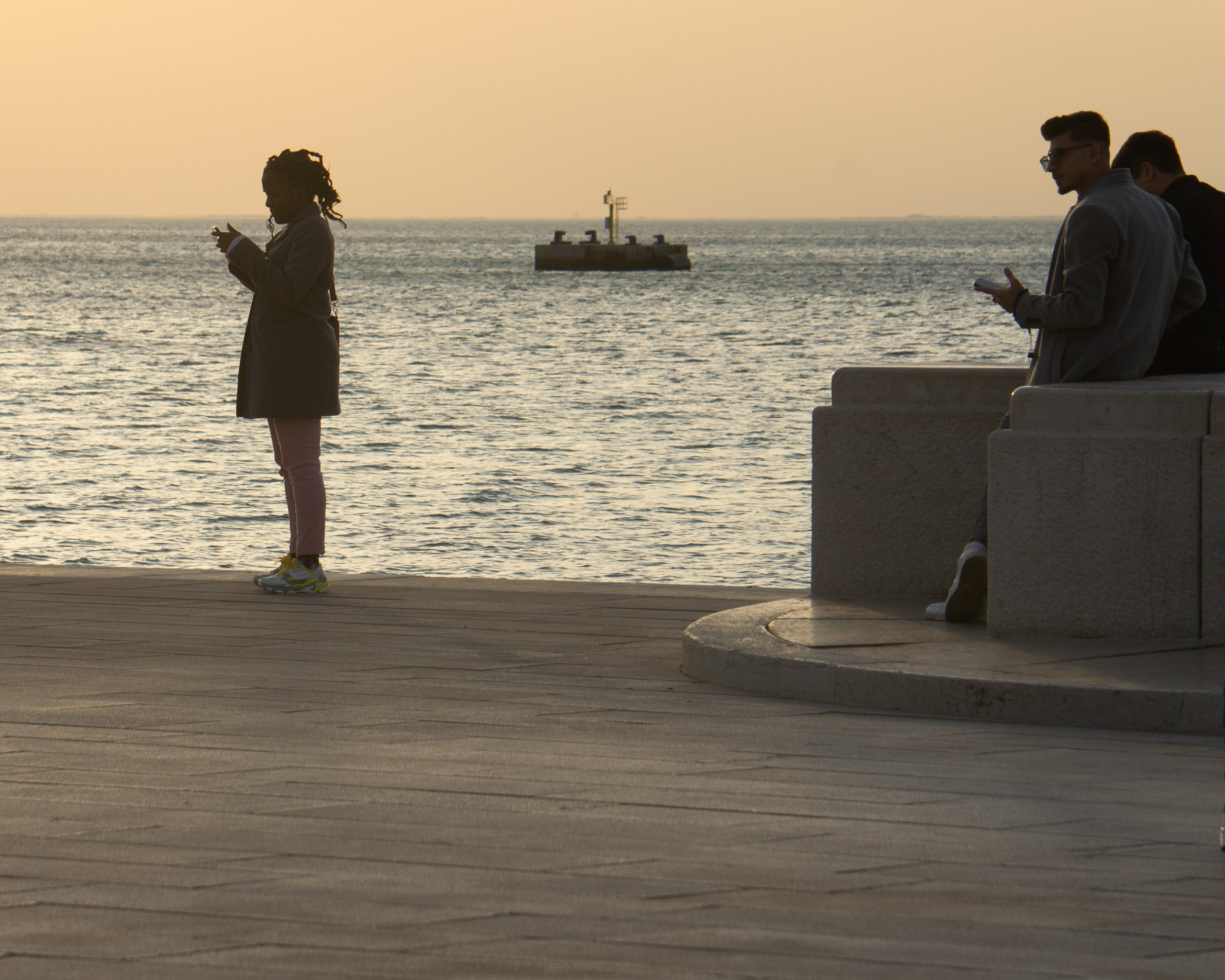 Uomini e telefoni. Fotografo Alina Imanbaeva Trieste e FVG