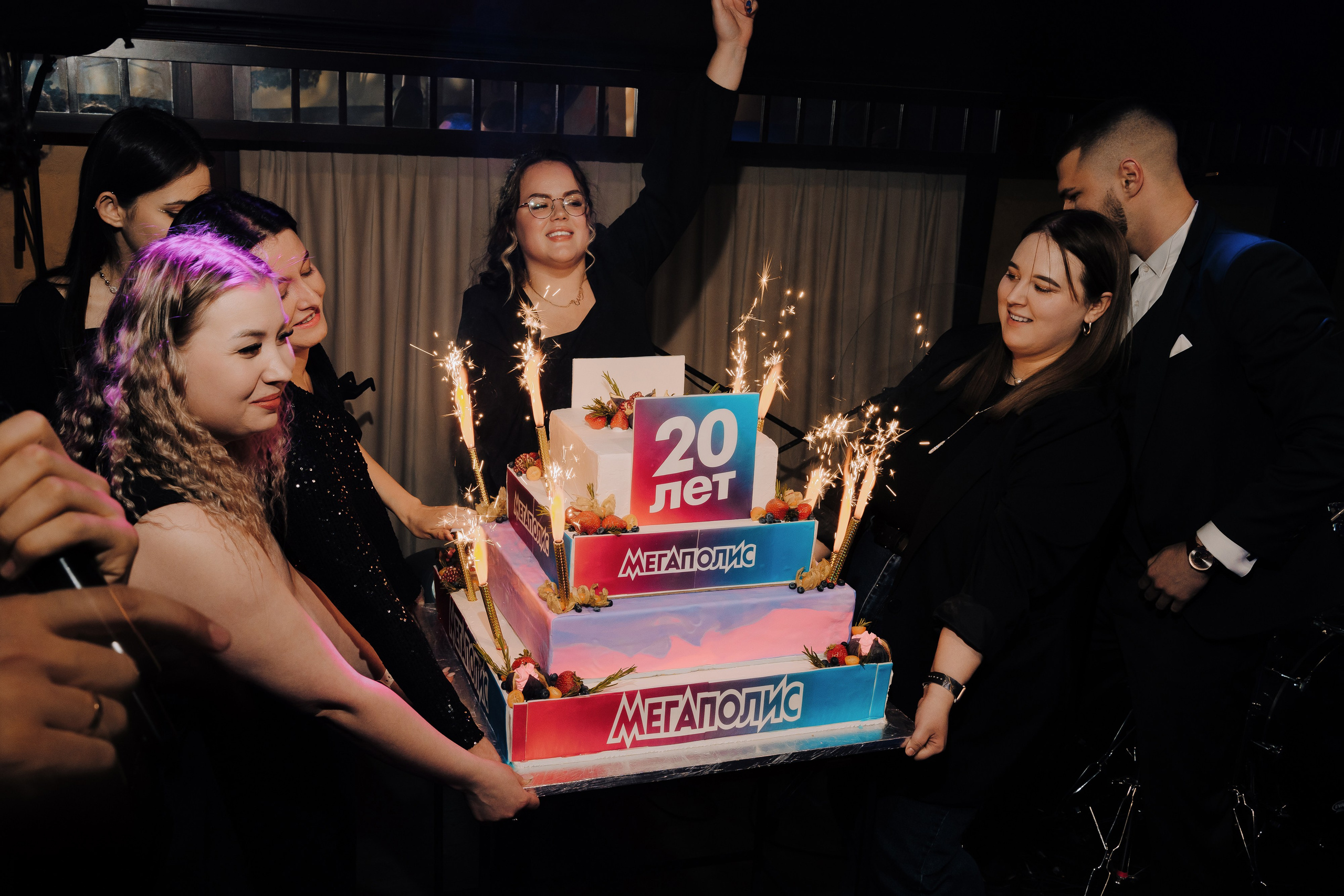 20 ЛЕТ МЕГАПОЛИС ЧЕЛЯБИНСК ХЕДЛАЙНЕР ЕЛКА. Репортажный фотограф Зуев Роман г. Челябинск