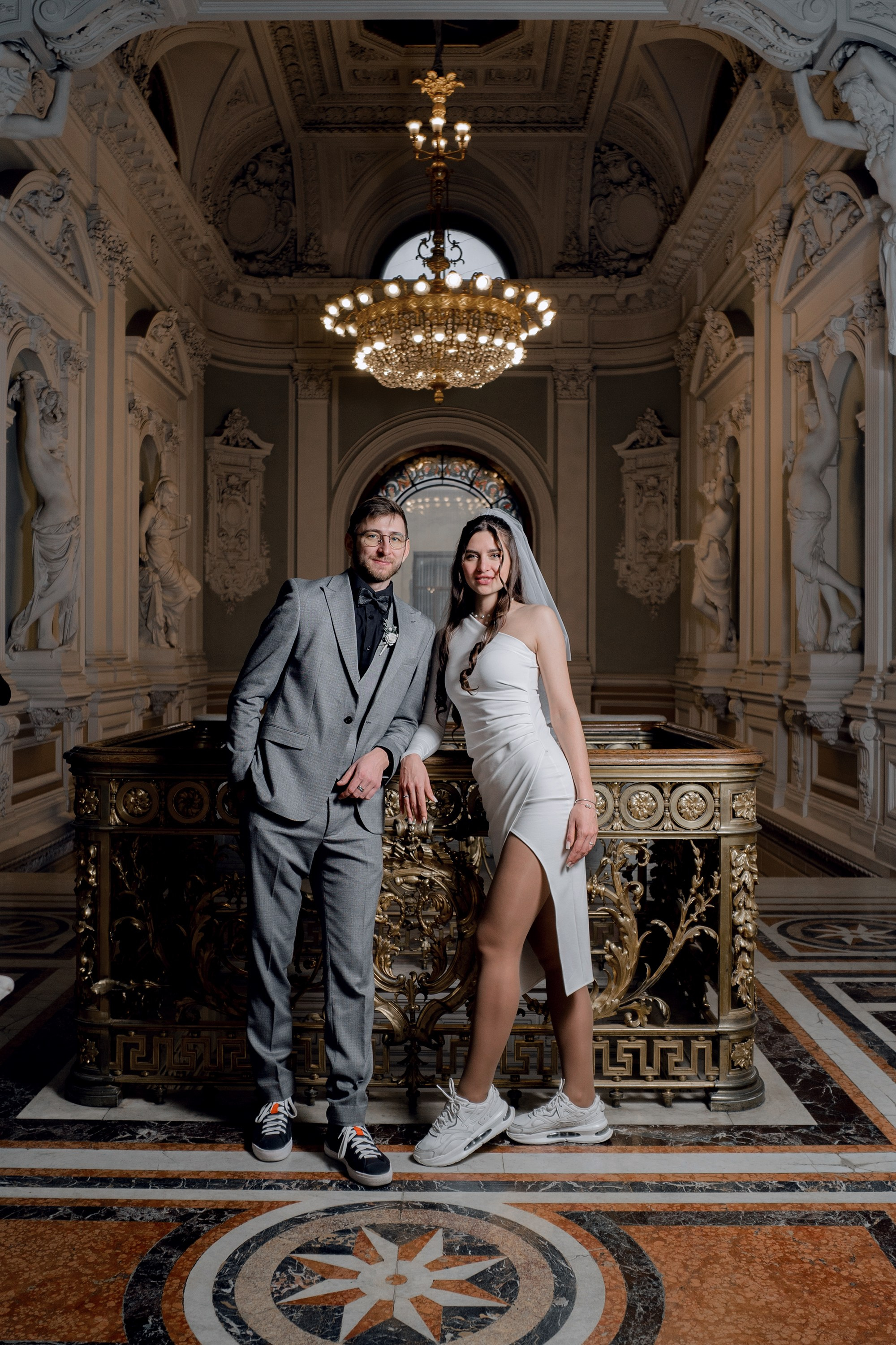 Свадебная фотосессия во Дворце Бракосочетания №1 Жених и невеста в кроссовках 
