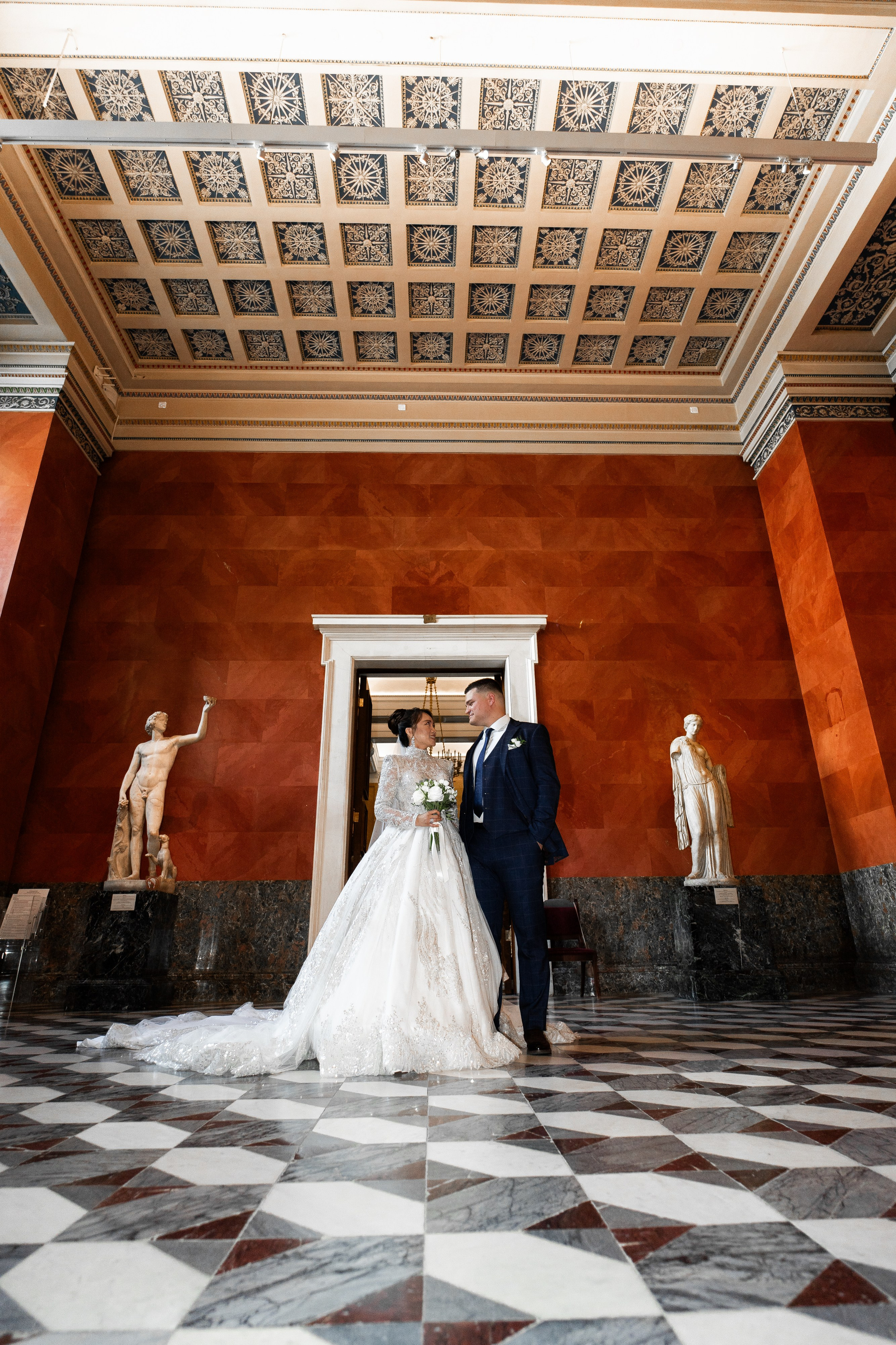 Свадебная фотосессия в Эрмитаже и на катере. Свадебный фотограф Александр Невский в Санкт-Петербурге