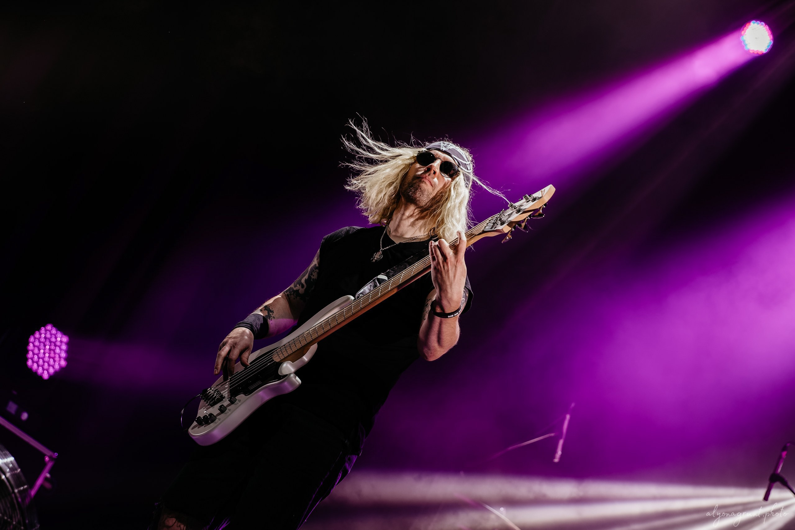 Багровый Фантомас, фоторепортаж, СПб, BASE, 14.12.2025. Алена Адрианова: фотограф в Санкт-Петербурге