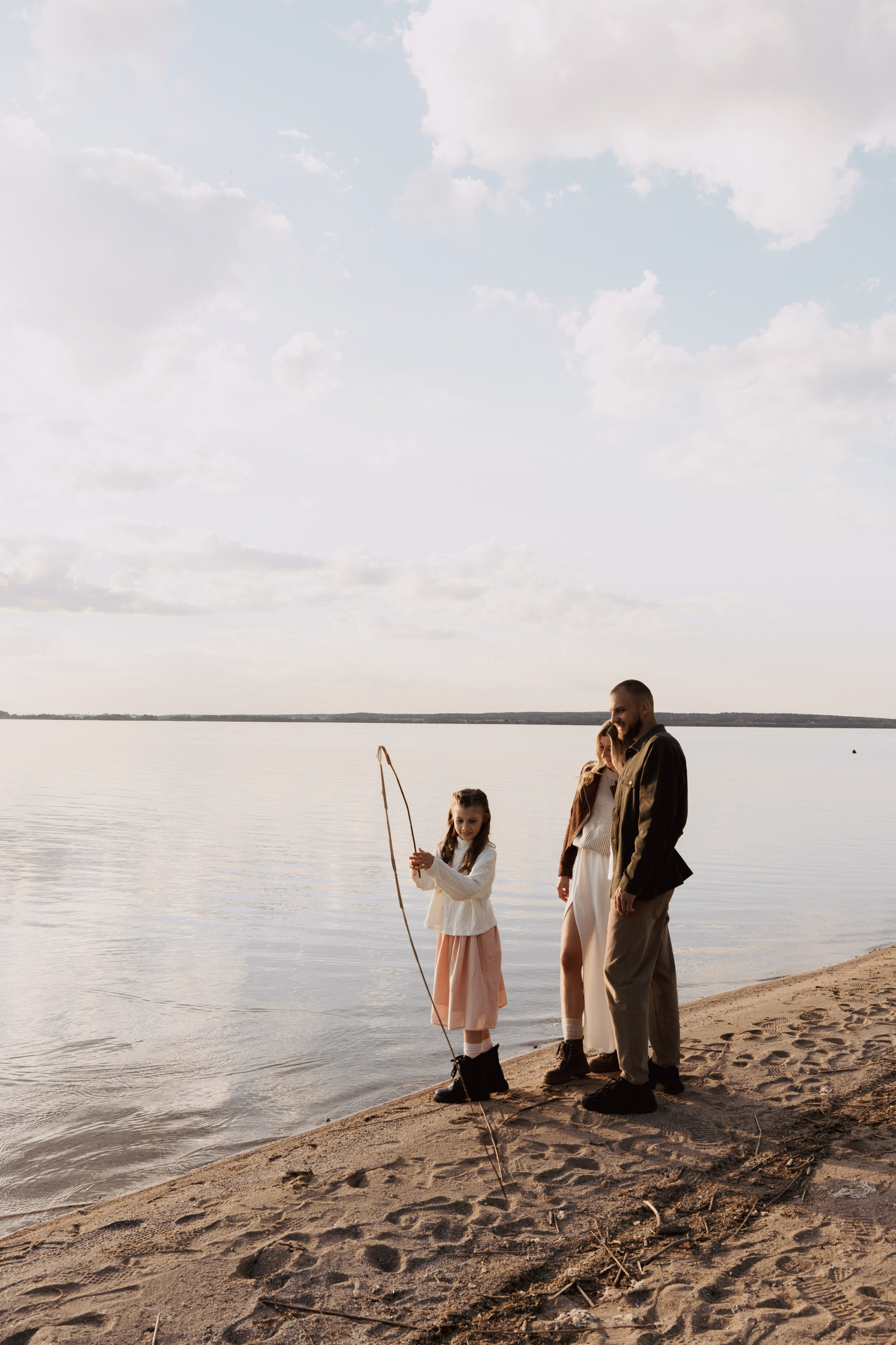 Весеннее тепло семьи на берегу Минского моря. Ваш семейный фотограф в Минске — Вика Трегубова