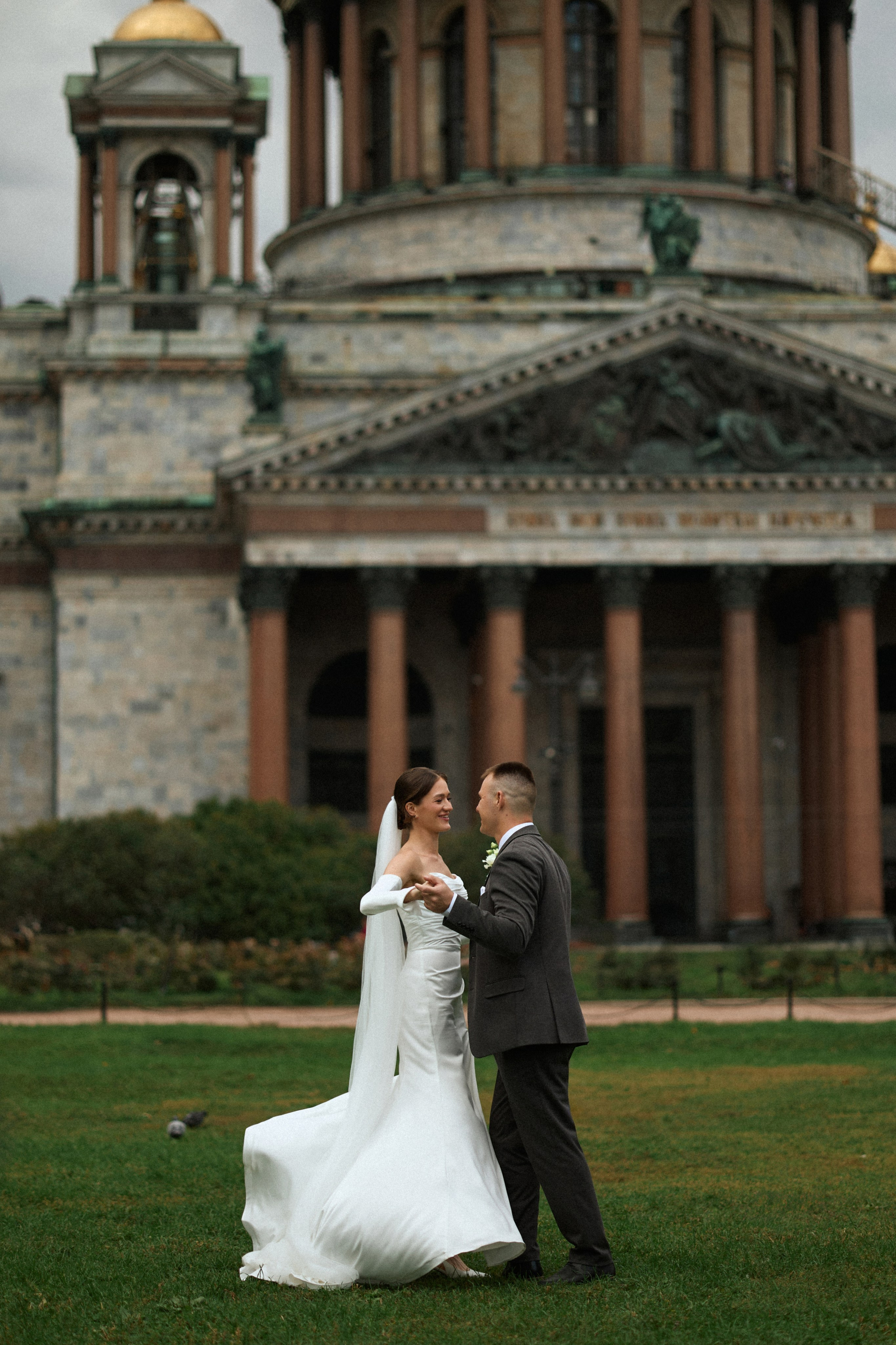 Свадьба в Питере на катере. Сестры Карабаза. Фотографы и ретушеры в Москве и Санкт-Петербурге