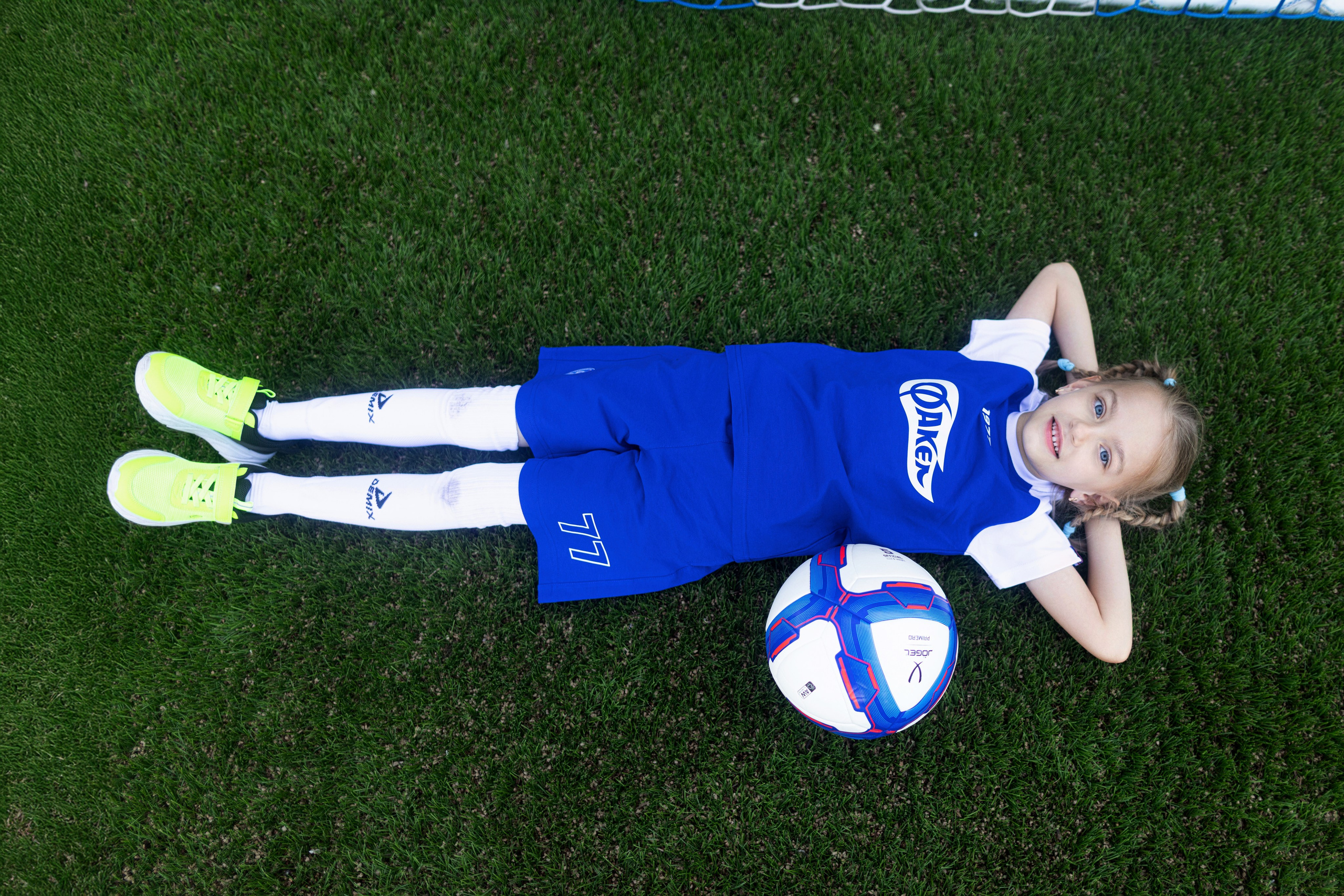 Детский портрет с Алисой на футбольном стадионе. Дмитрий Шульгин, портретный фотограф в Воронеже