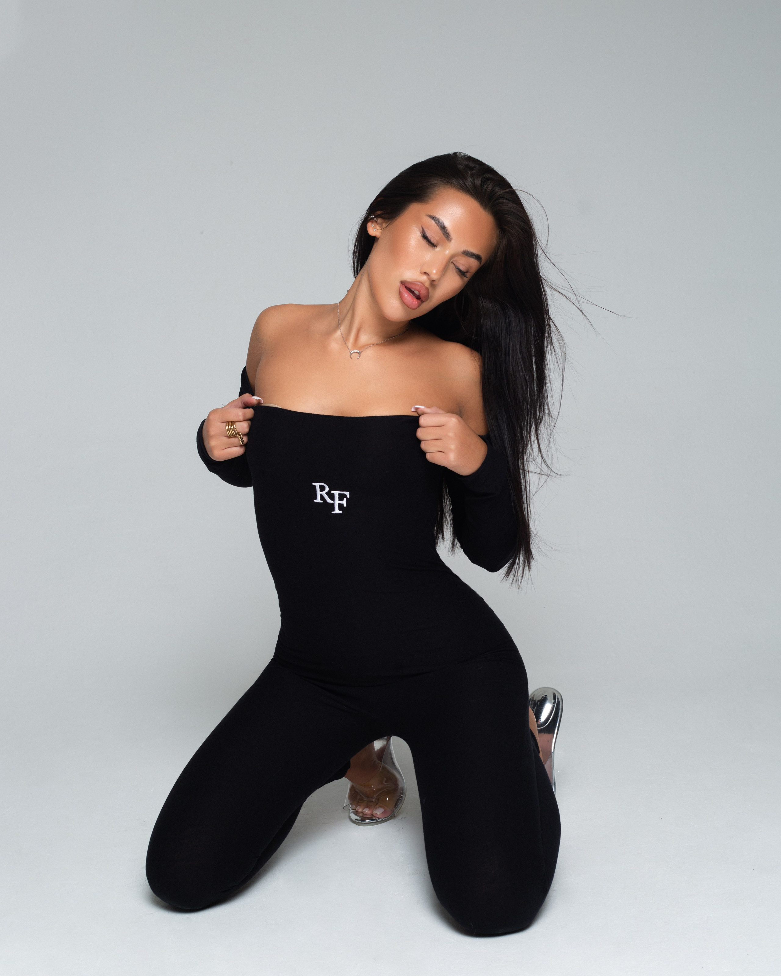 КАТАЛОГ | серый фон. RUNA production — стильные съемки для брендов