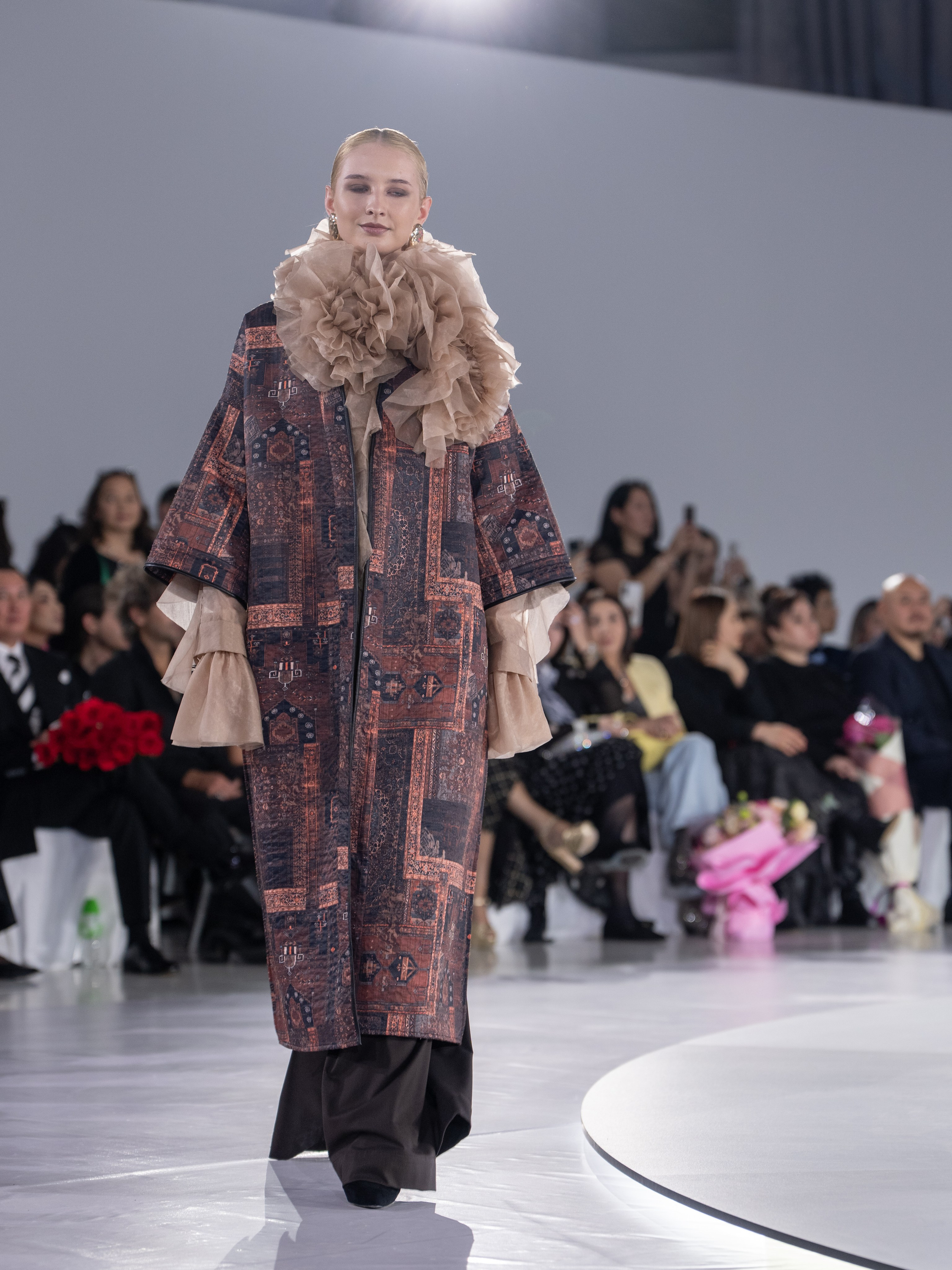 Дизайнер Aida Kaumenova. Сайт Алматинского НЮ АРТ, будуар и фэшн фотографа Дениса Карпенко