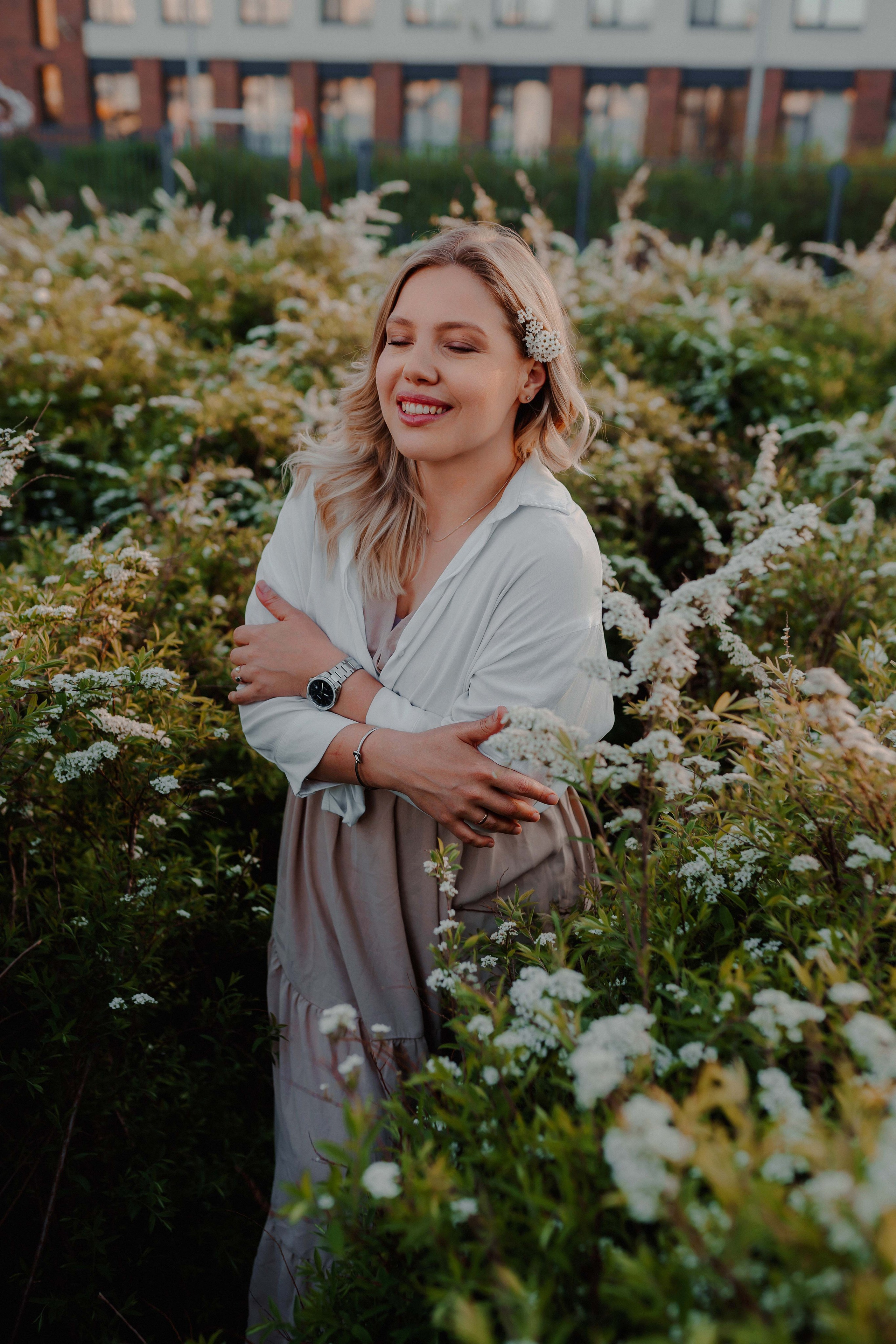Александра в цветущей яблоне. Семейный и индивидуальный фотограф в Санкт-Петербурге Маргарита Щипкова