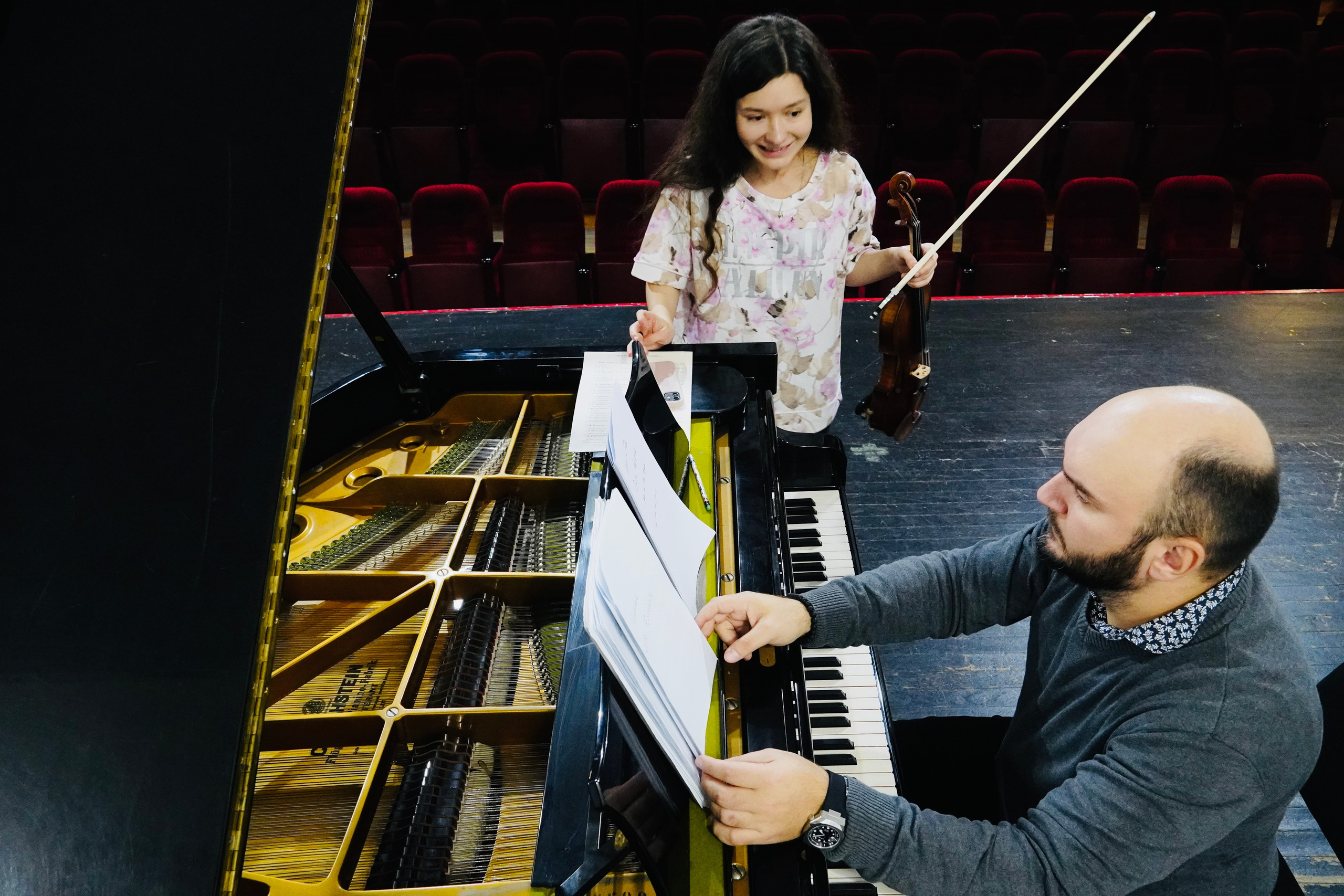 На сцене. Скрипачка Анна Савкина