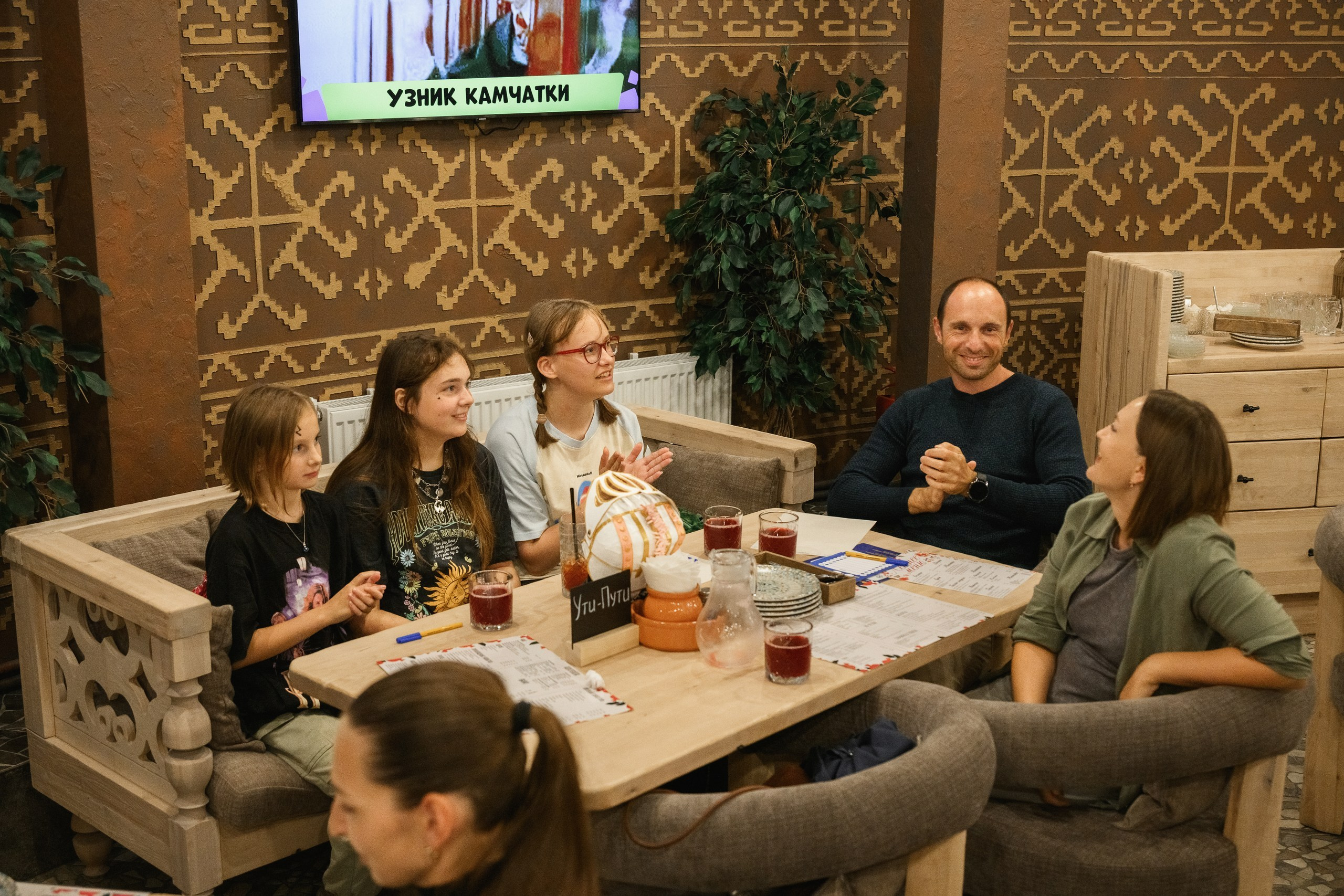 Фотосъемка квиза в Петропавловске-Камчатском. Яркие эмоции и командный азарт во время интеллектуальной игры в кафе. Репортажные кадры мероприятий в Петропавловске-Камчатском.