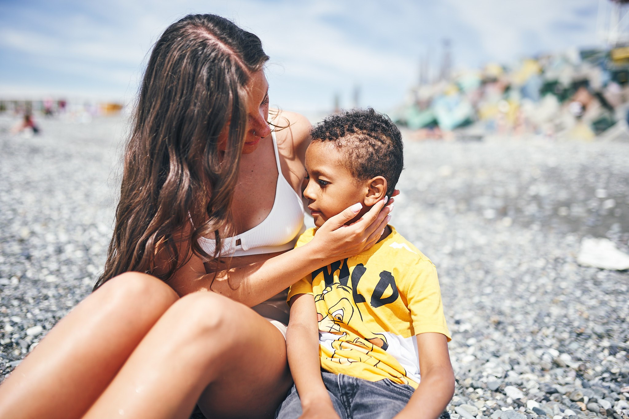 Фотосессия мамы и сына на берегу моря. Фотограф в Сочи Катя Гончарова