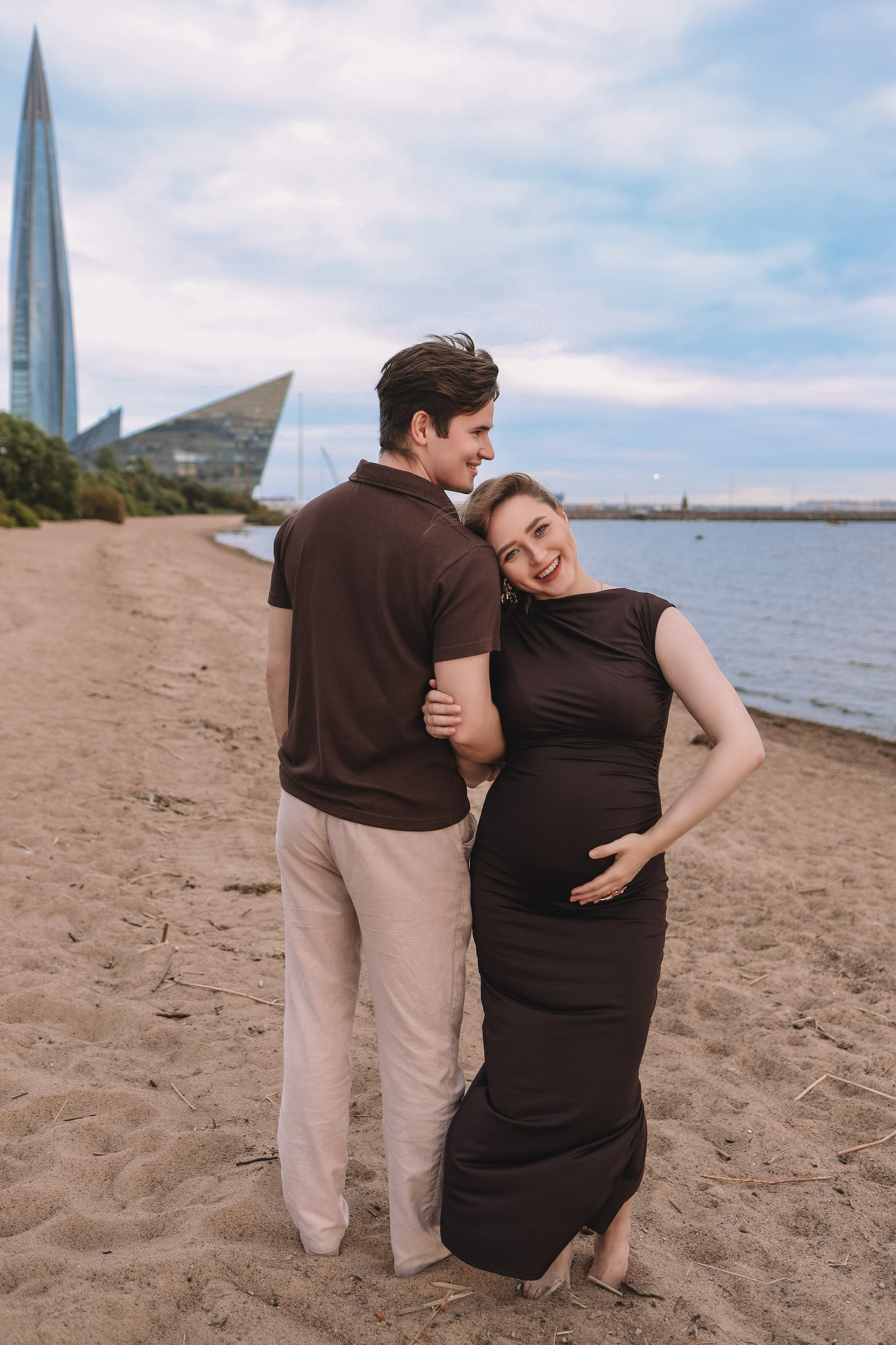 Пара обнимается на берегу, спокойный портрет