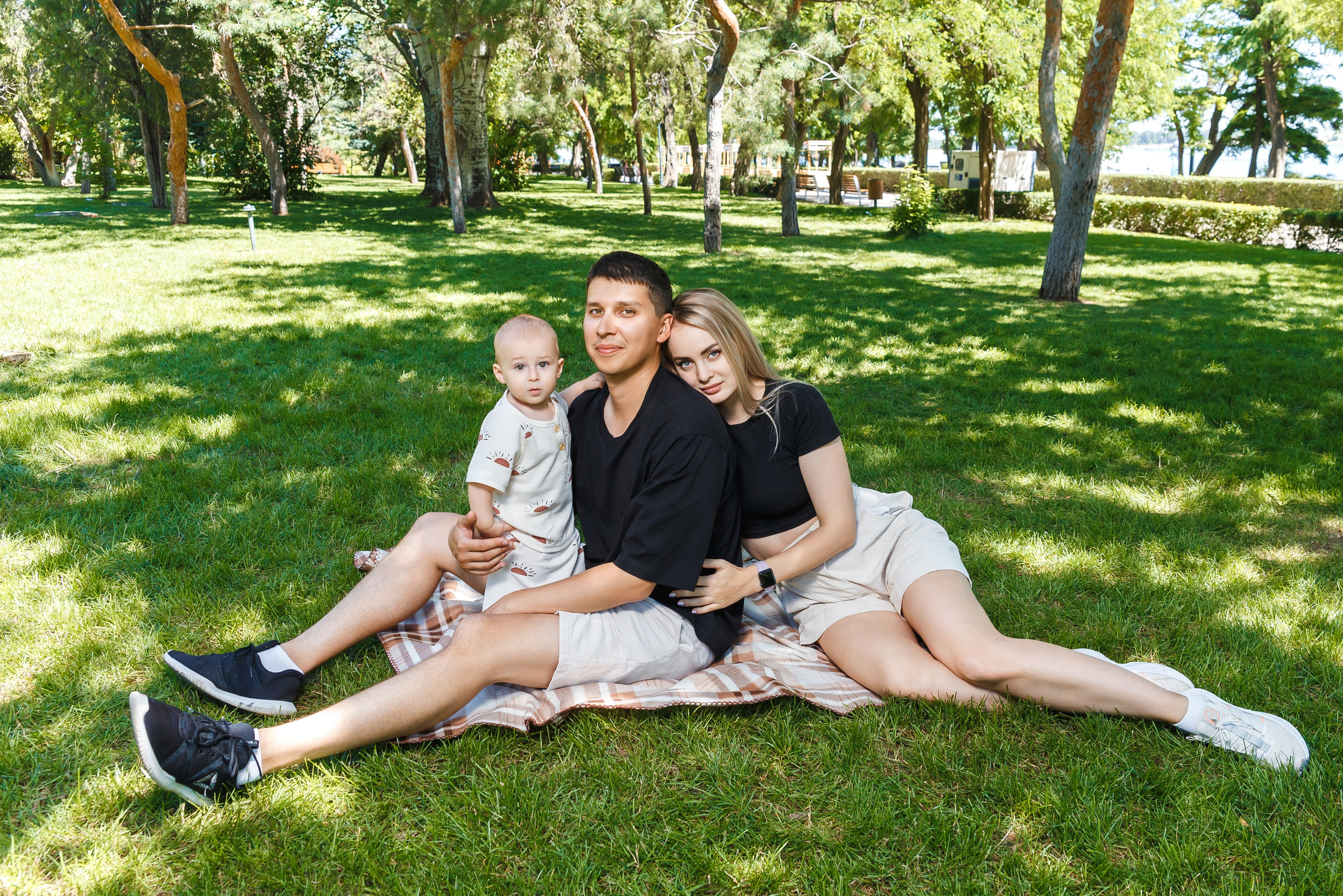 Марку 1 год и он проводит время с родителями в парке. Событийный фотограф Максим Бескоровайновнов