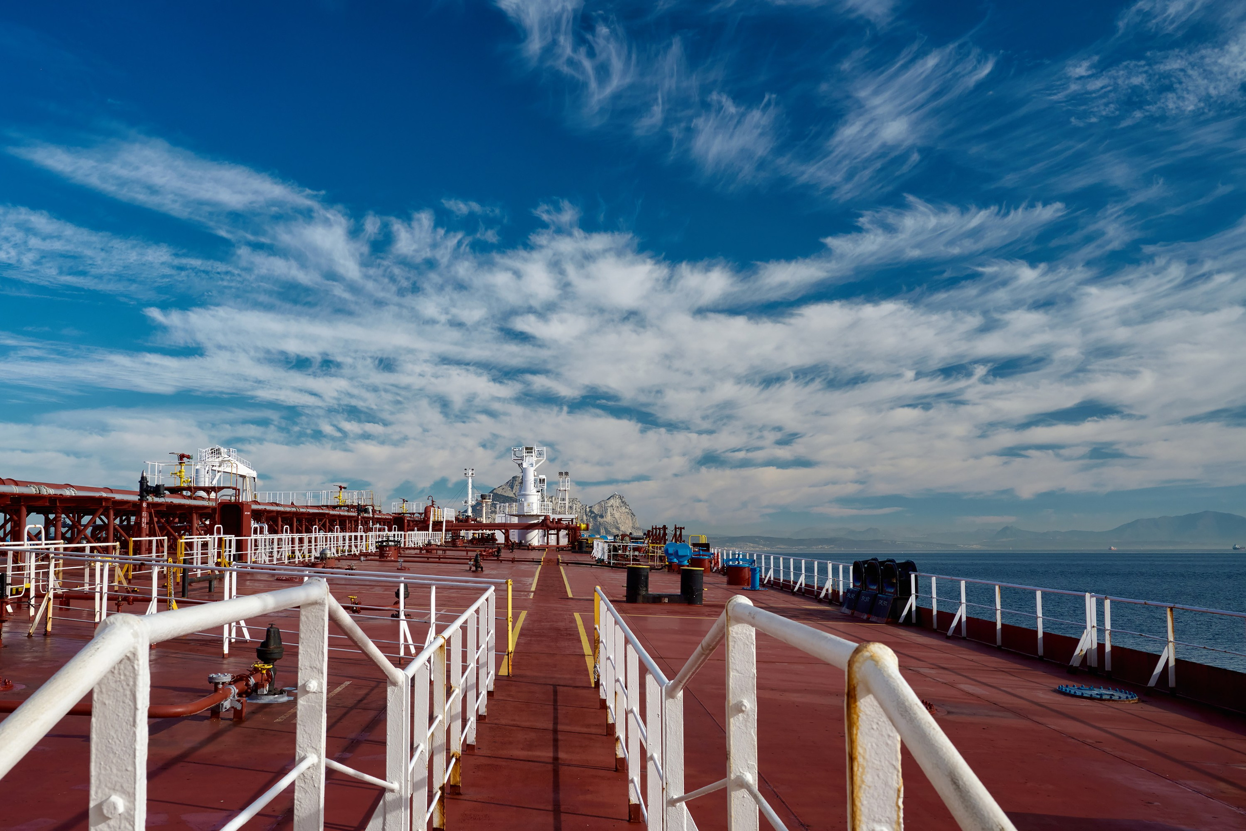 красивое облачное небо с палубы танкера