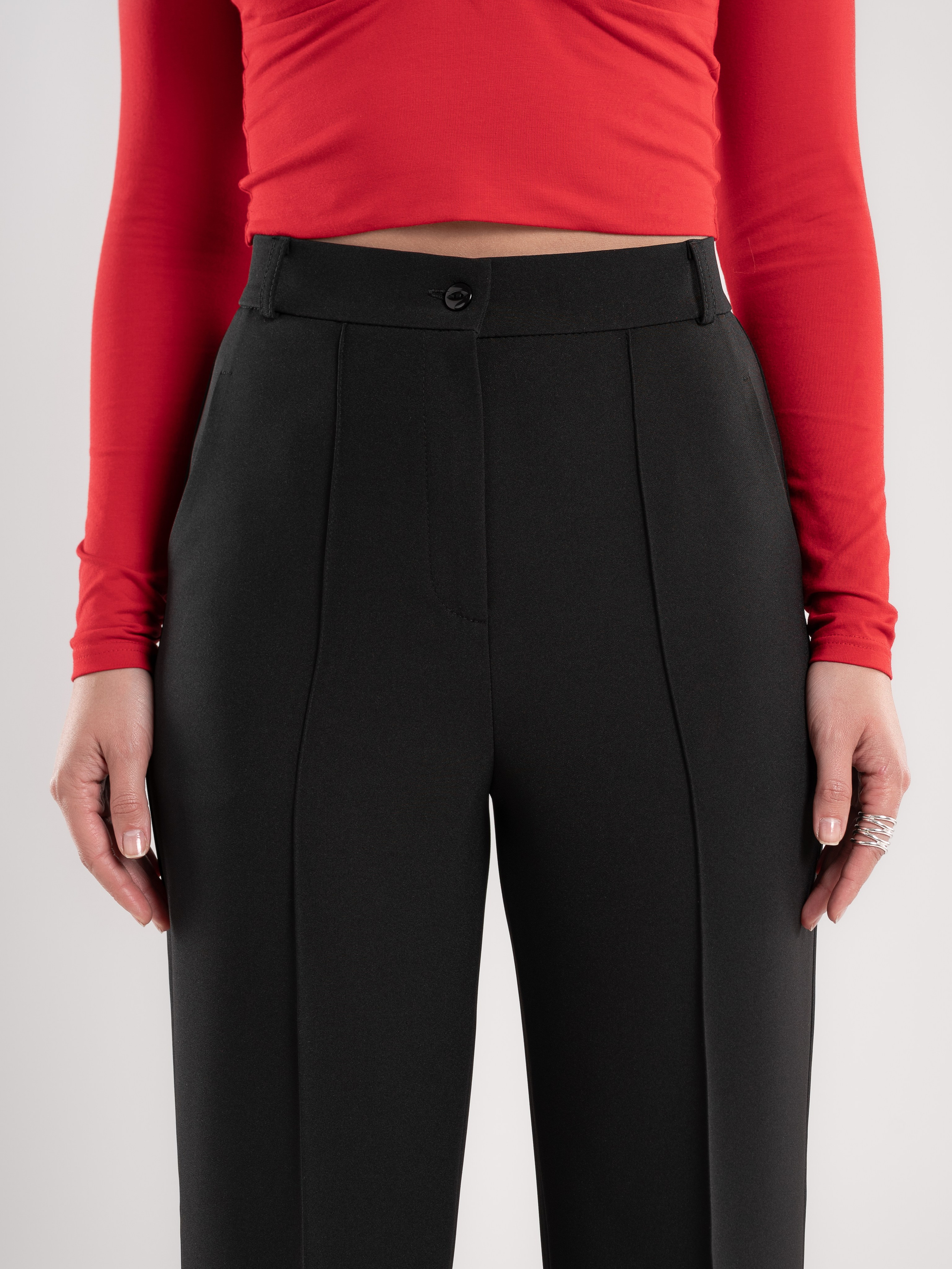 Классические брюки+серый фон. Предметный фотограф, фото для маркетплейсов Пятигорск, КМВ