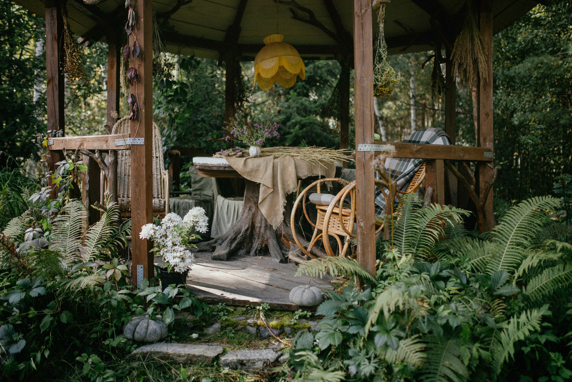 Зал «Сад» фотостудии «Зачарованный Сад» в Екатеринбурге — природная локация для фотосессий. Фотостудия «Зачарованный Сад» в 20 минутах от центра Екатеринбурга