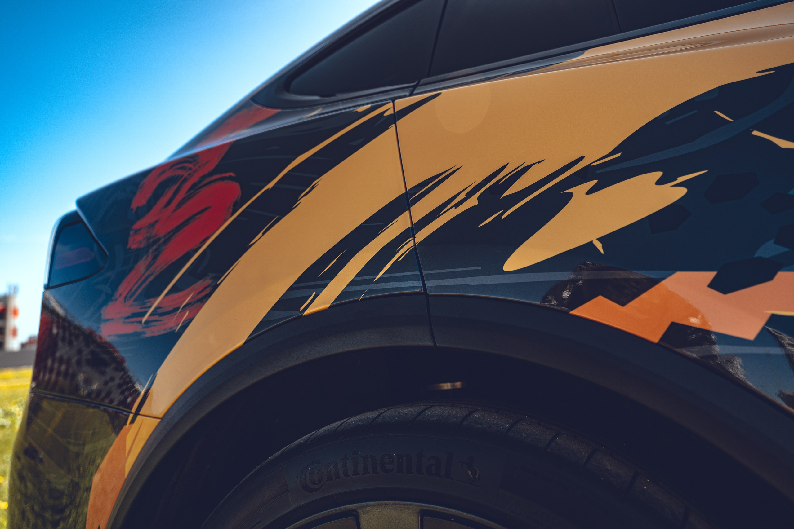 Винилография на Tesla Model X Plaid. Студия дизайна и оклейки авто Barmaley Design