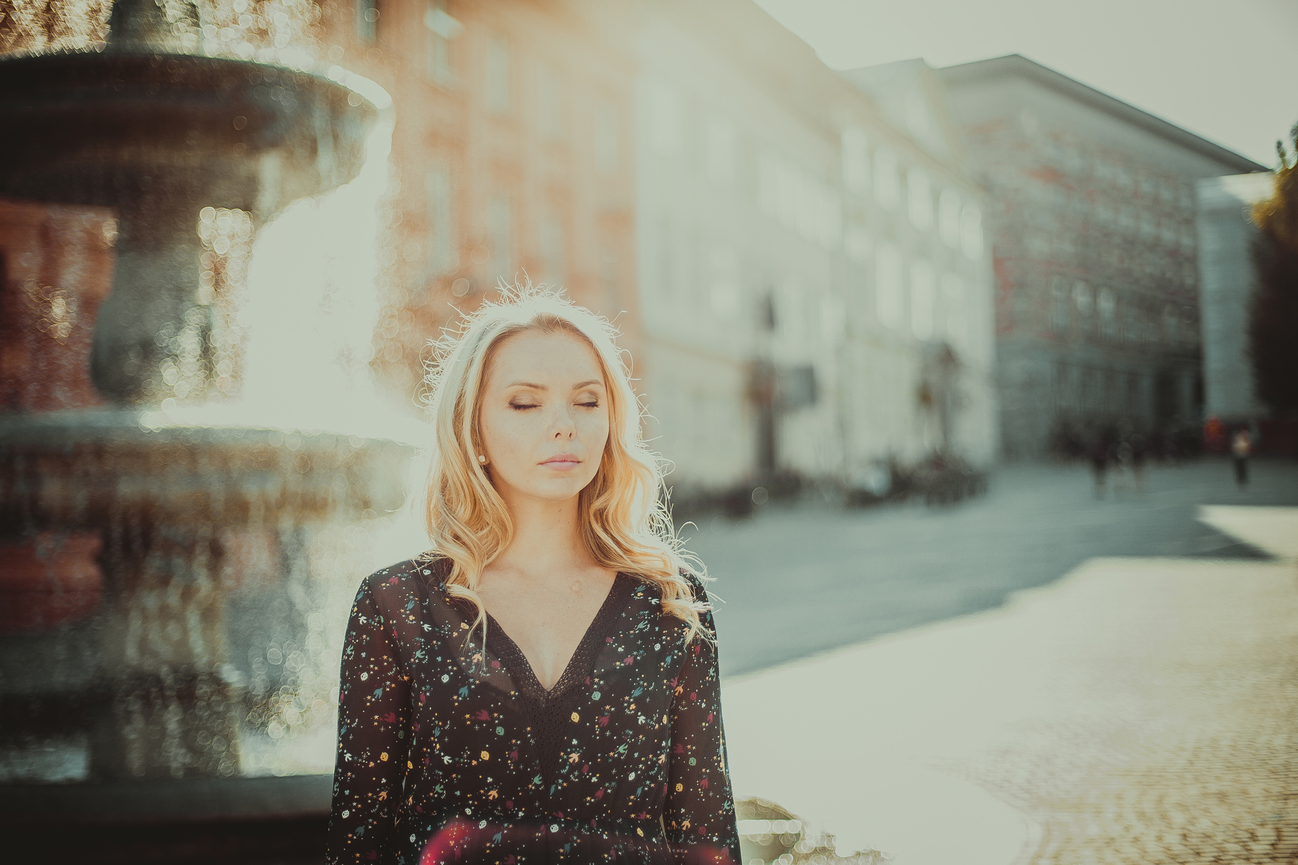 блондинка в платье у фонтана в солнечный день