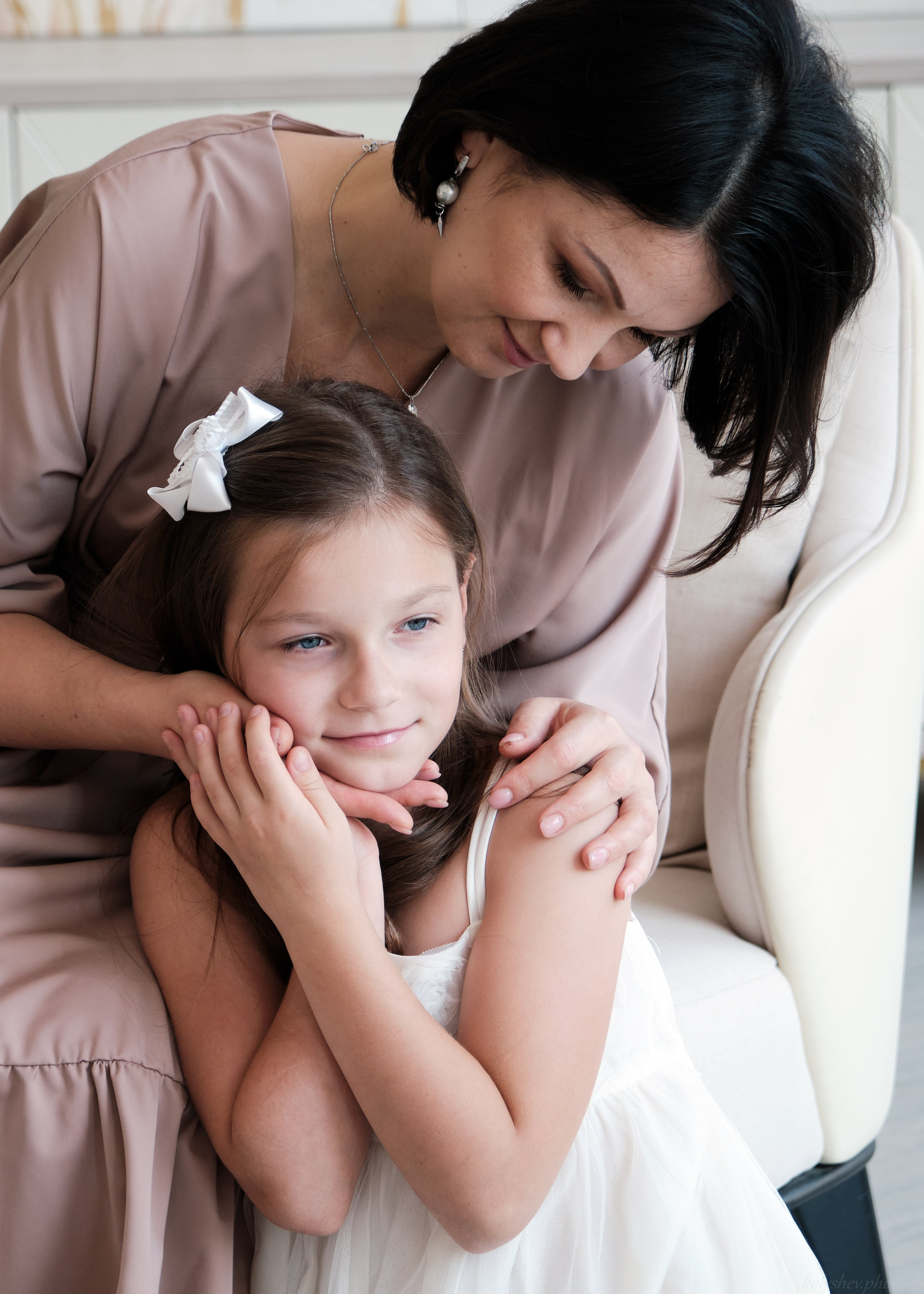 Семейная фотосессия Елена и дочка — светлая семейная съёмка в студии. Портретный фотограф на новый год в Москве Виктория Колышева