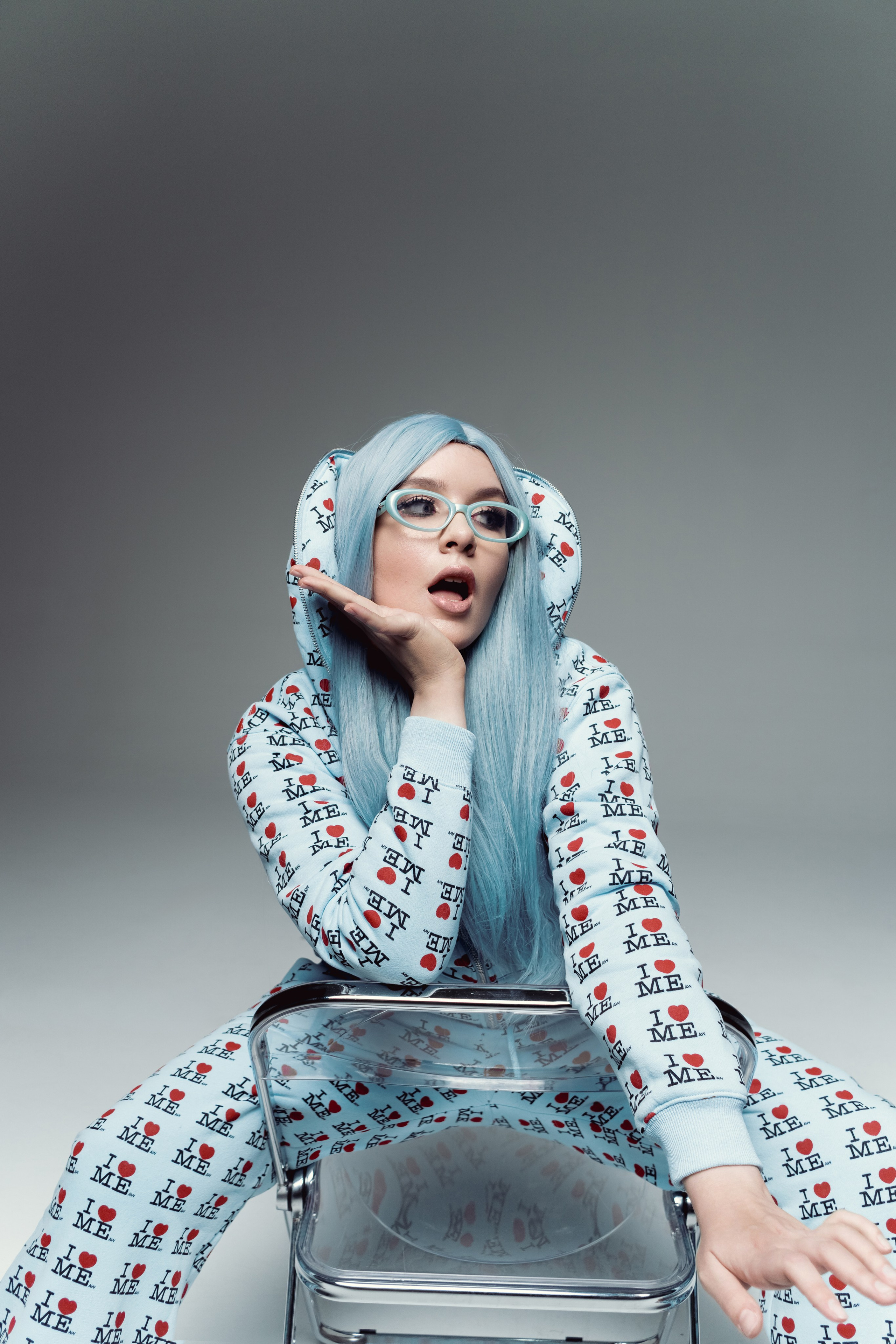 Динамичный кадр во время профессиональной съёмки блогера в студии Пекина.