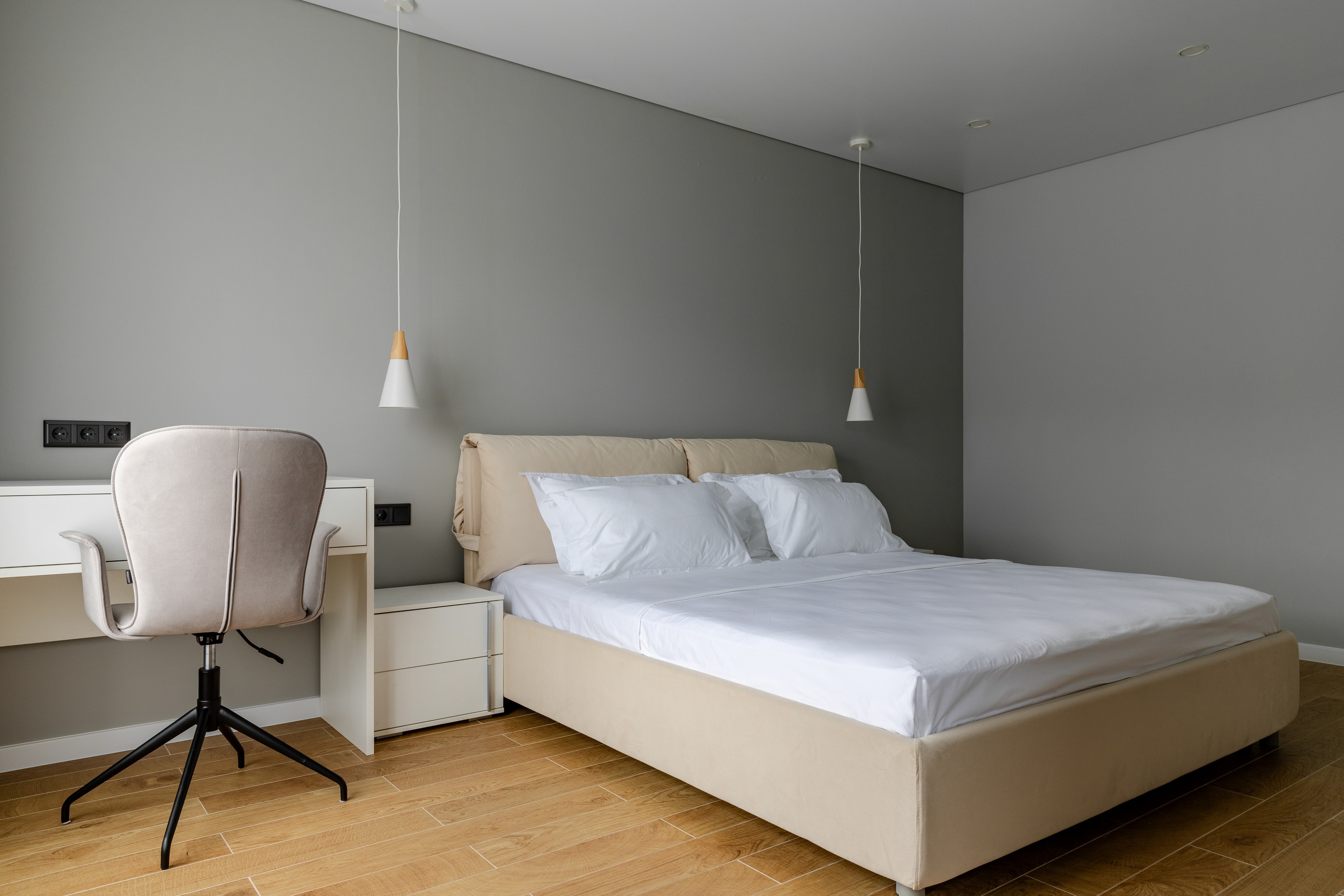 Интерьерная фотосъёмка двухкомнатного номер отеля, Ольгинка. Интерьерный фотограф Москва