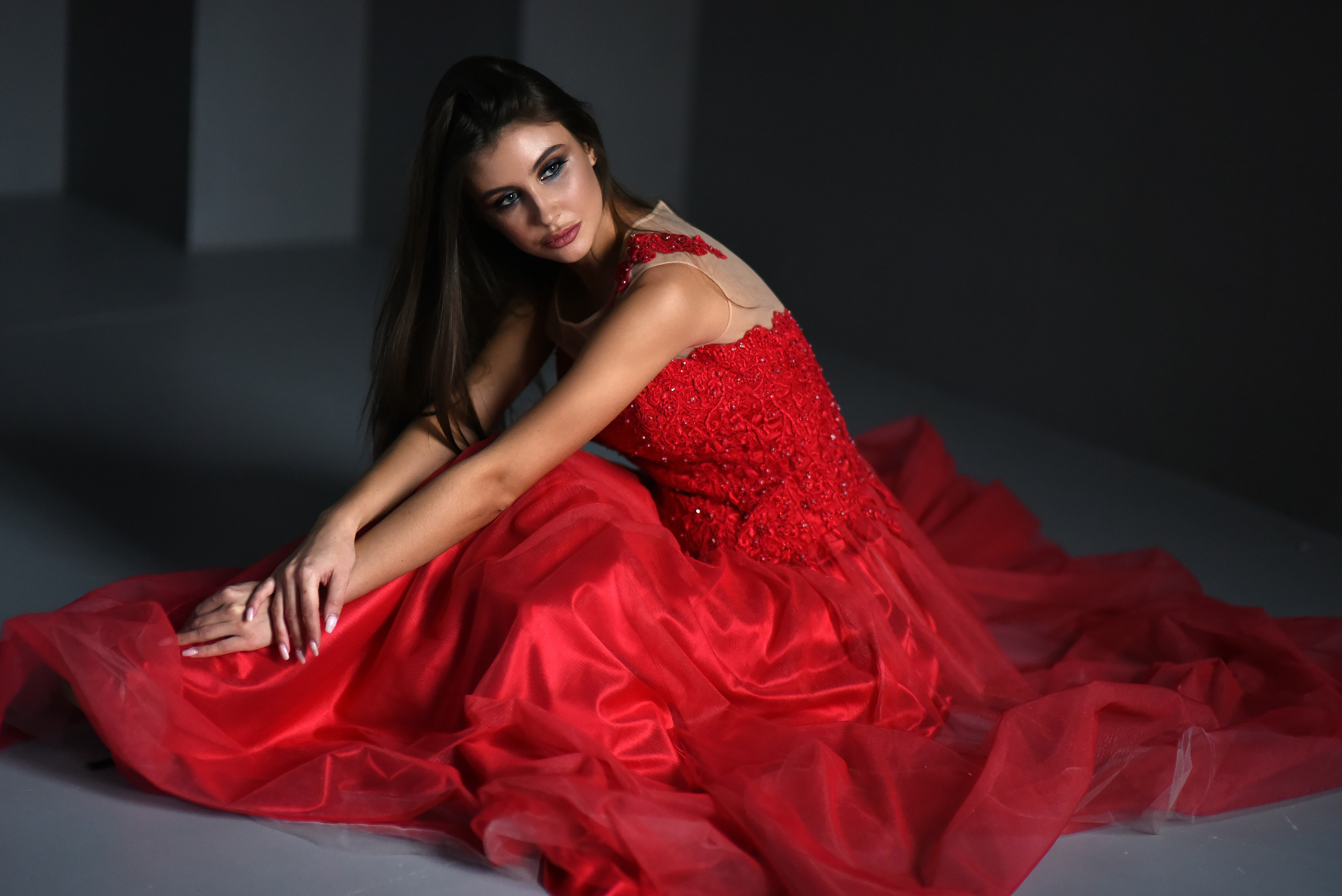 Портрет девушки в красном платье в фотостудии "Фабрика", зал "Грэй"