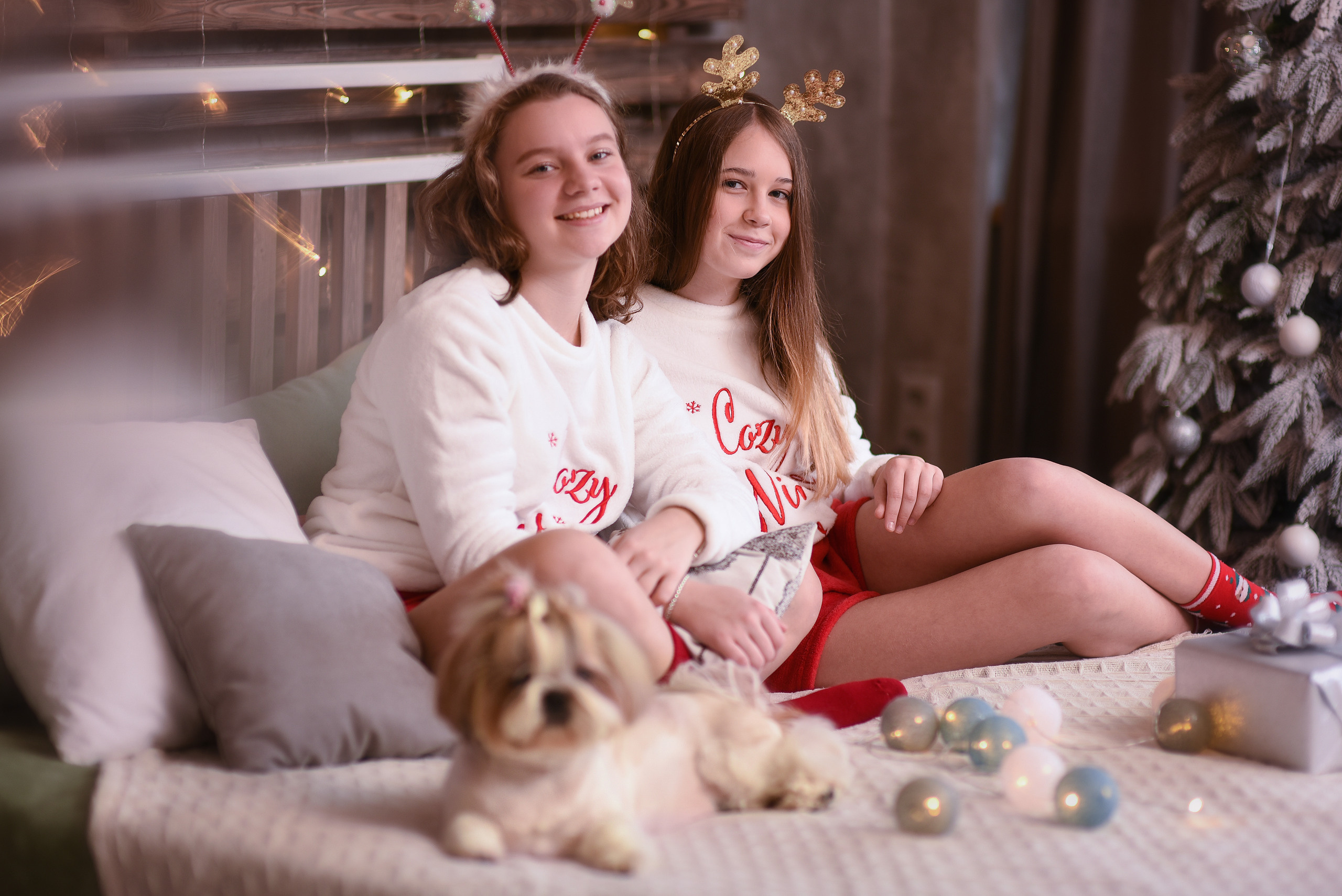 Новогодняя фотосессия в пижамном стиле в фотостудии "Изумруд" Ярославль, съёмка с импульсным светом