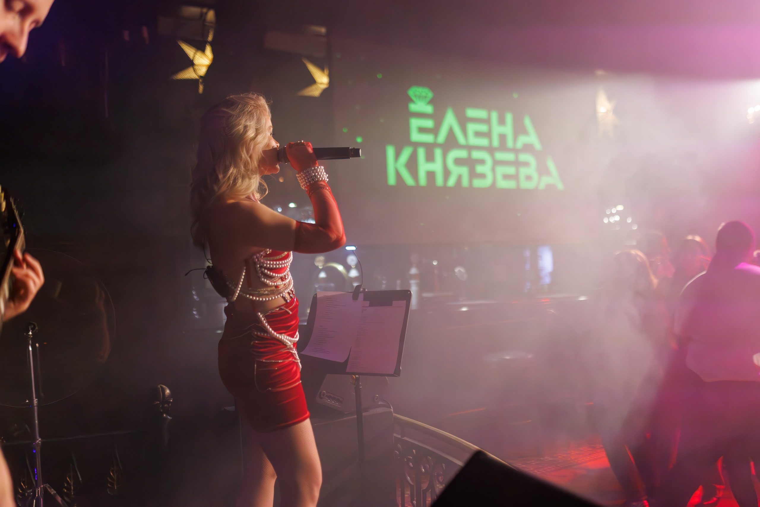 Douglas Bar выступление Елены Князевой